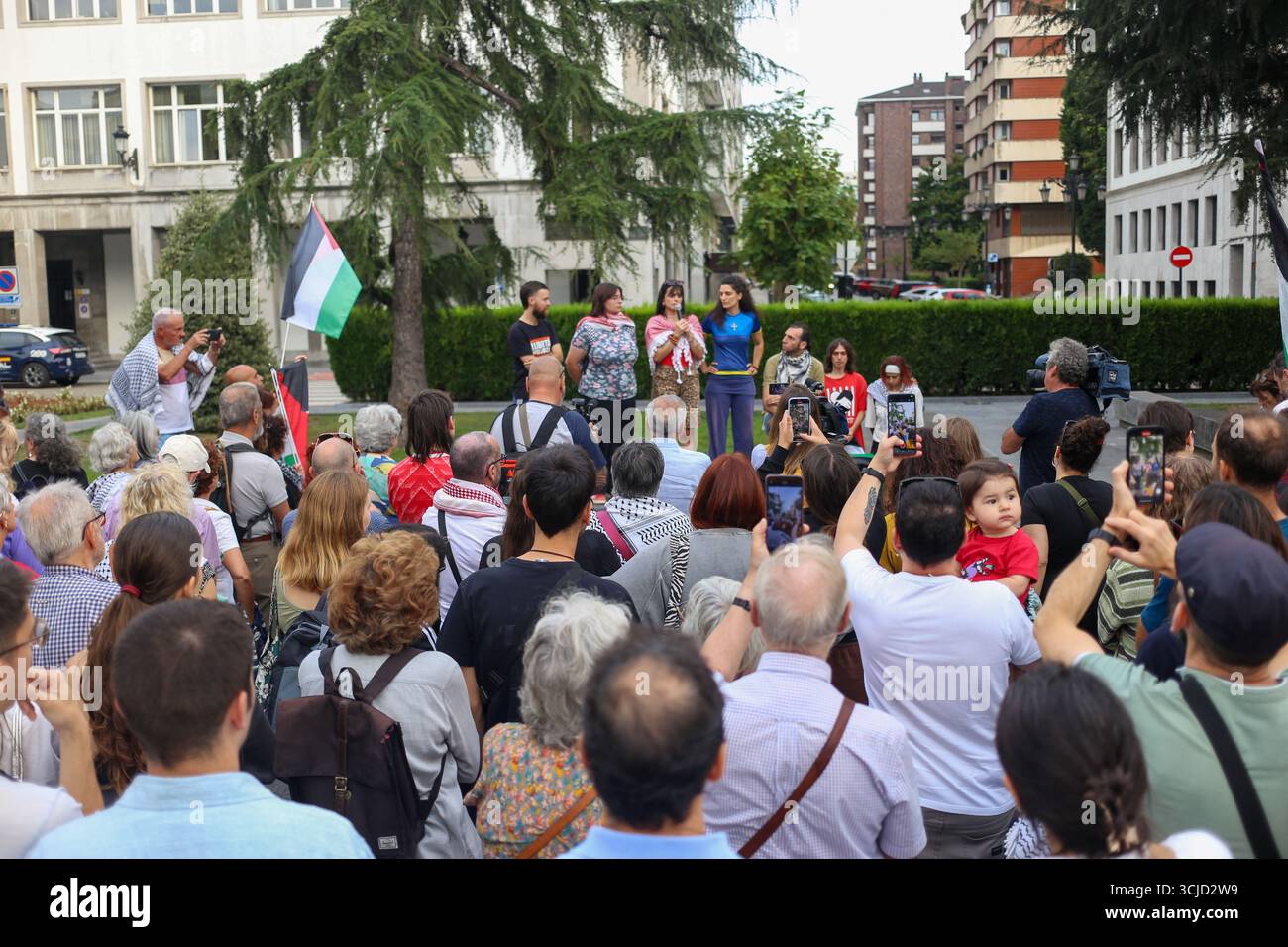 Oviedo, Spagna, 6 settembre 2025: Diversi attivisti accusati hanno parlato con i presenti durante una manifestazione a sostegno dei 12 attivisti pro-palestinesi accusati di disordine pubblico, il 6 settembre 2025, a Oviedo, Spagna. Crediti: Alberto Brevers / Alamy Live News. Foto Stock