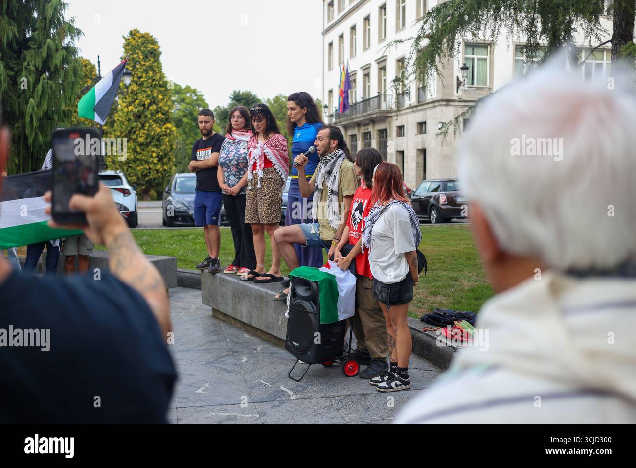 Oviedo, Spagna, 6 settembre 2025: Diversi attivisti accusati hanno parlato con i presenti durante una manifestazione a sostegno dei 12 attivisti pro-palestinesi accusati di disordine pubblico, il 6 settembre 2025, a Oviedo, Spagna. Crediti: Alberto Brevers / Alamy Live News. Foto Stock