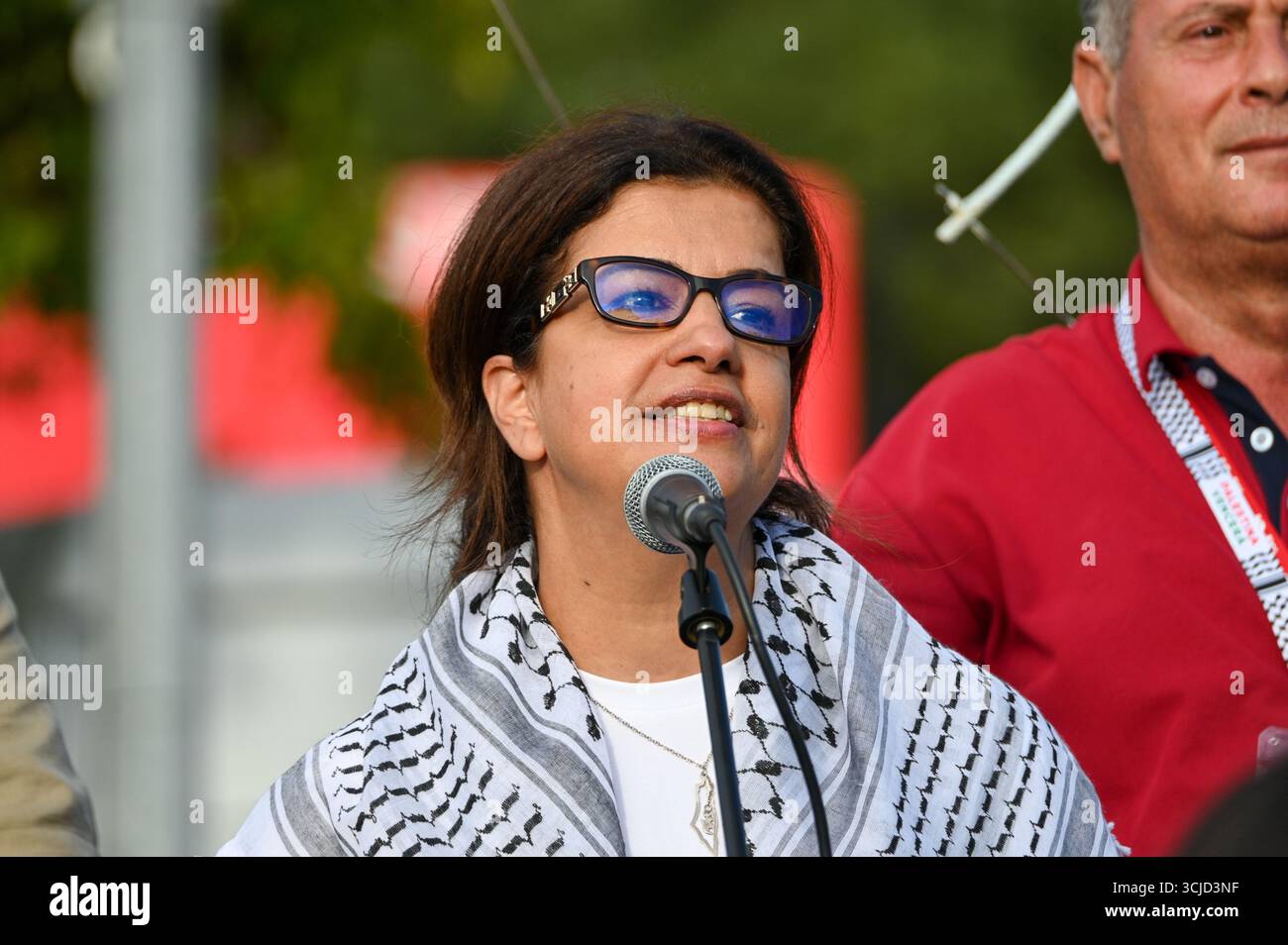 Seixal, Portogallo. 6 settembre 2025. Rawan Tarek Sulaiman, Ambasciatore dello Stato di Palestina in Portogallo, si rivolge ai partecipanti alla Festa do Avante, sottolineando la solidarietà con il popolo argentino. Crediti: Ricardo Rocha/Alamy Live News. Foto Stock