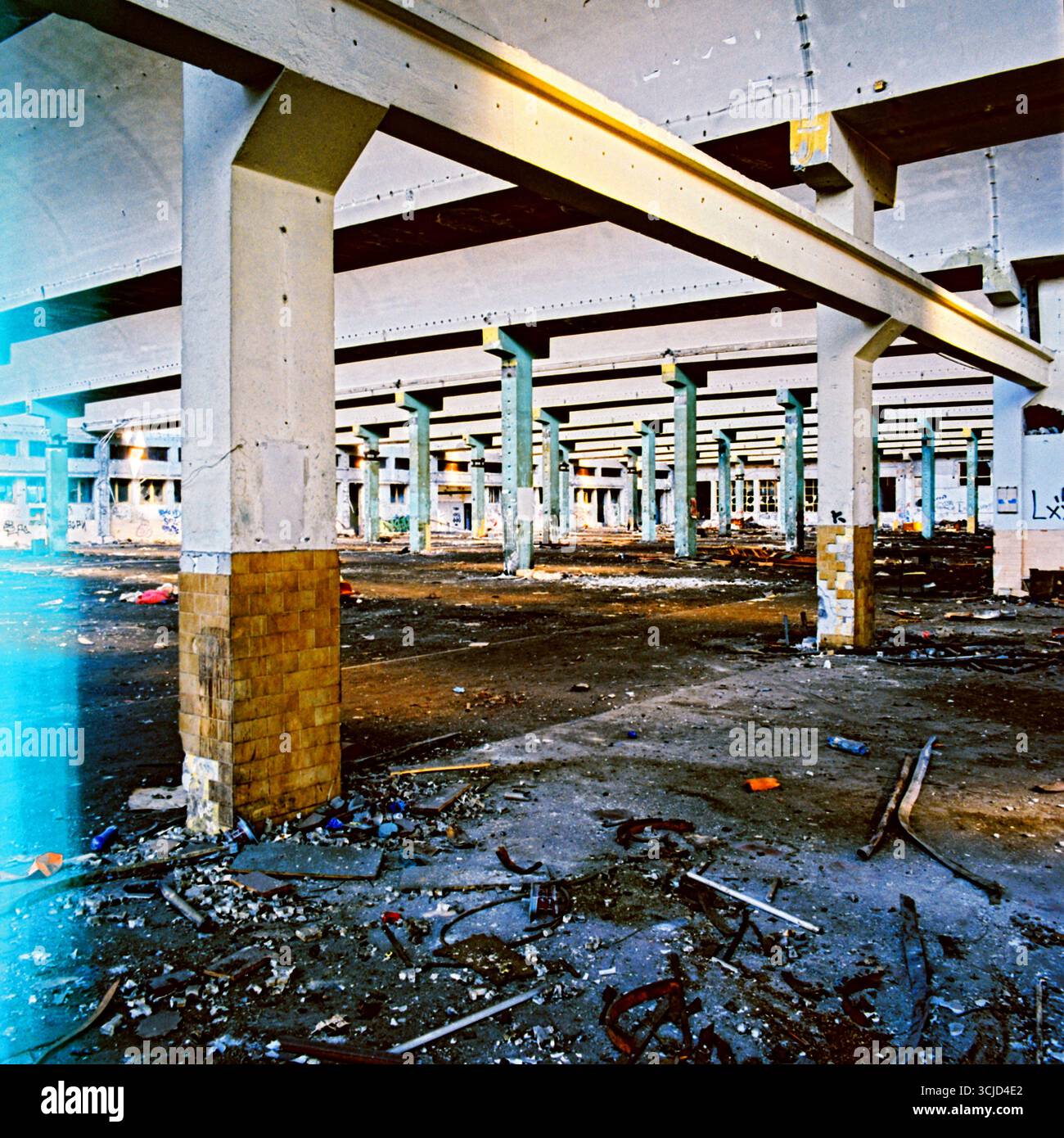 Edificio di fabbrica abbandonato in attesa di demolizione. Foto Stock