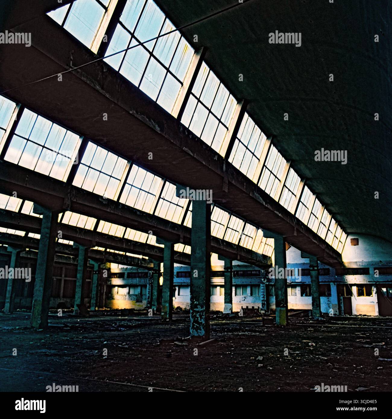 Edificio di fabbrica abbandonato in attesa di demolizione. Foto Stock