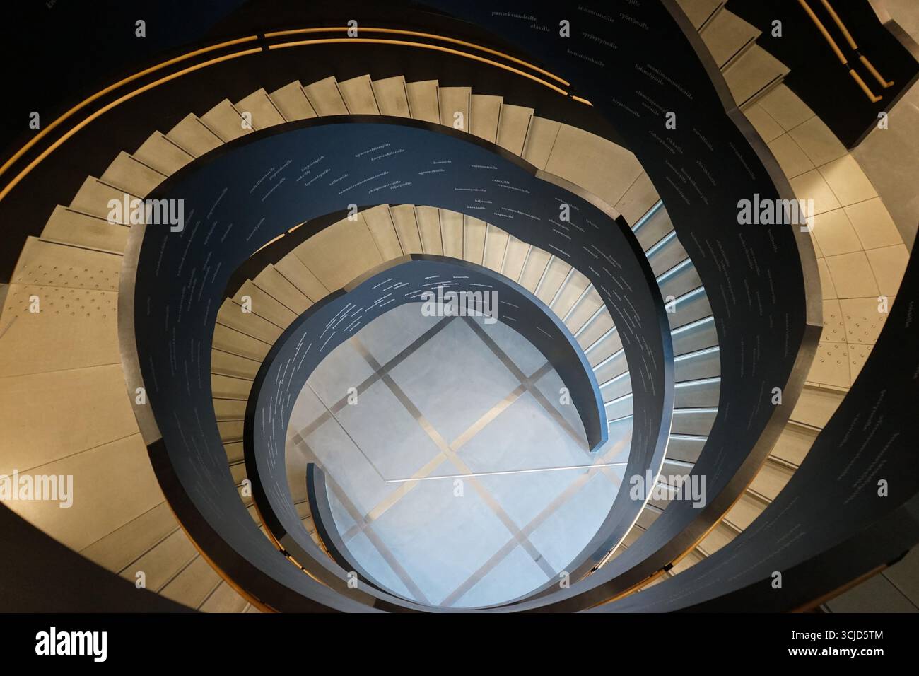 Scala a chiocciola nella Biblioteca centrale di Oodi, Helsinki, Finlandia Foto Stock