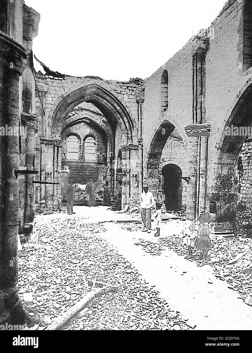 Foto di le Miroir, 1915, che mostra la chiesa in rovina di Auve nelle Argonne, distrutta durante la prima guerra mondiale. Come molti villaggi, Auve subì gravi danni combattendo edifici civili e religiosi devastati. Soldati e civili sono visti tra le macerie, che illustrano la perdita culturale e la distruzione inflitta alla Francia rurale dalla guerra. Foto Stock