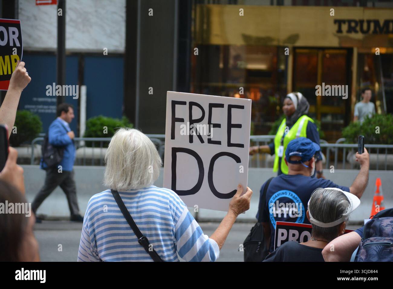 Protesta anti-Trump di fronte alla Trump Tower sulla Fifth Avenue durante la parata annuale del Labor Day a Midtown Manhattan. Foto Stock