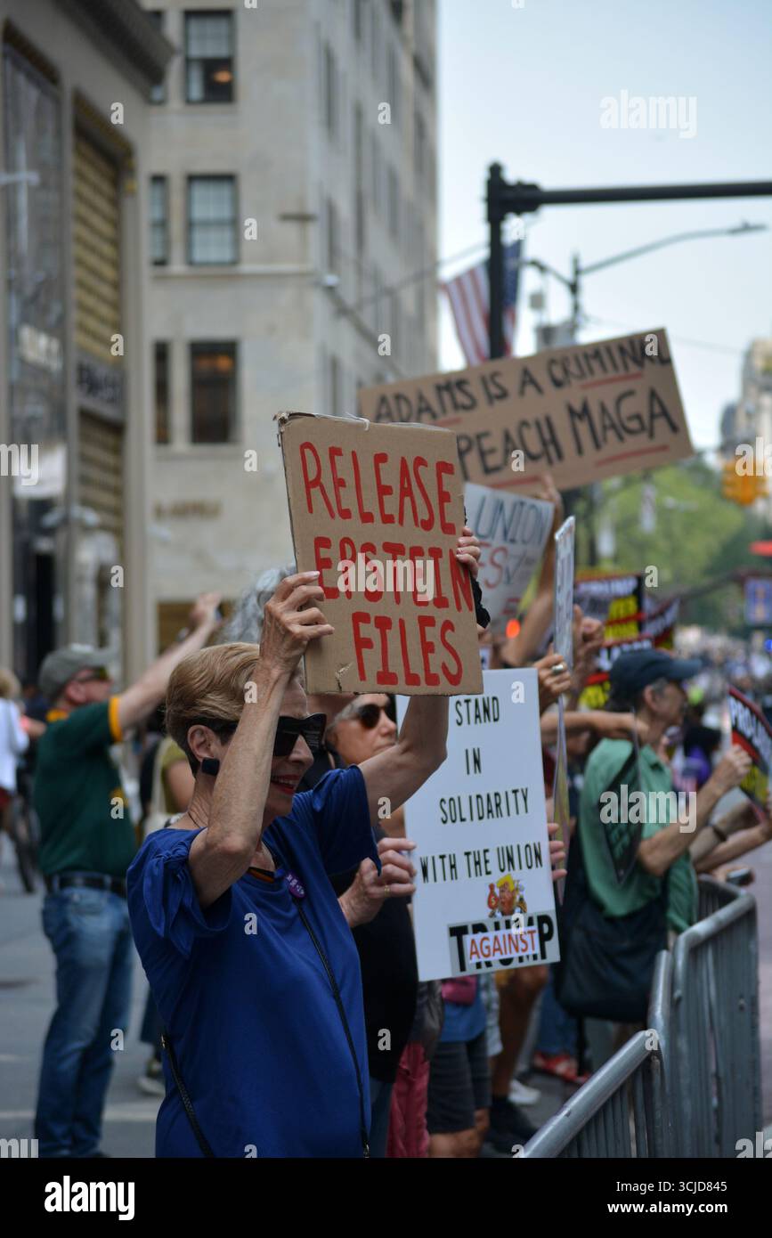 Protesta anti-Trump di fronte alla Trump Tower sulla Fifth Avenue durante la parata annuale del Labor Day a Midtown Manhattan. Foto Stock