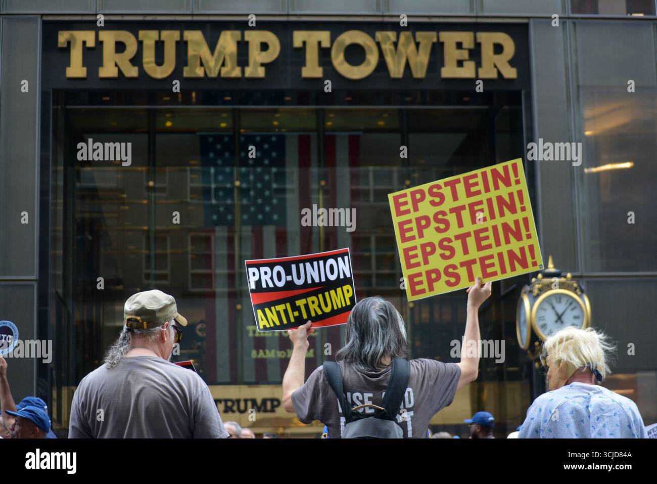 Protesta anti-Trump di fronte alla Trump Tower sulla Fifth Avenue durante la parata annuale del Labor Day a Midtown Manhattan. Foto Stock