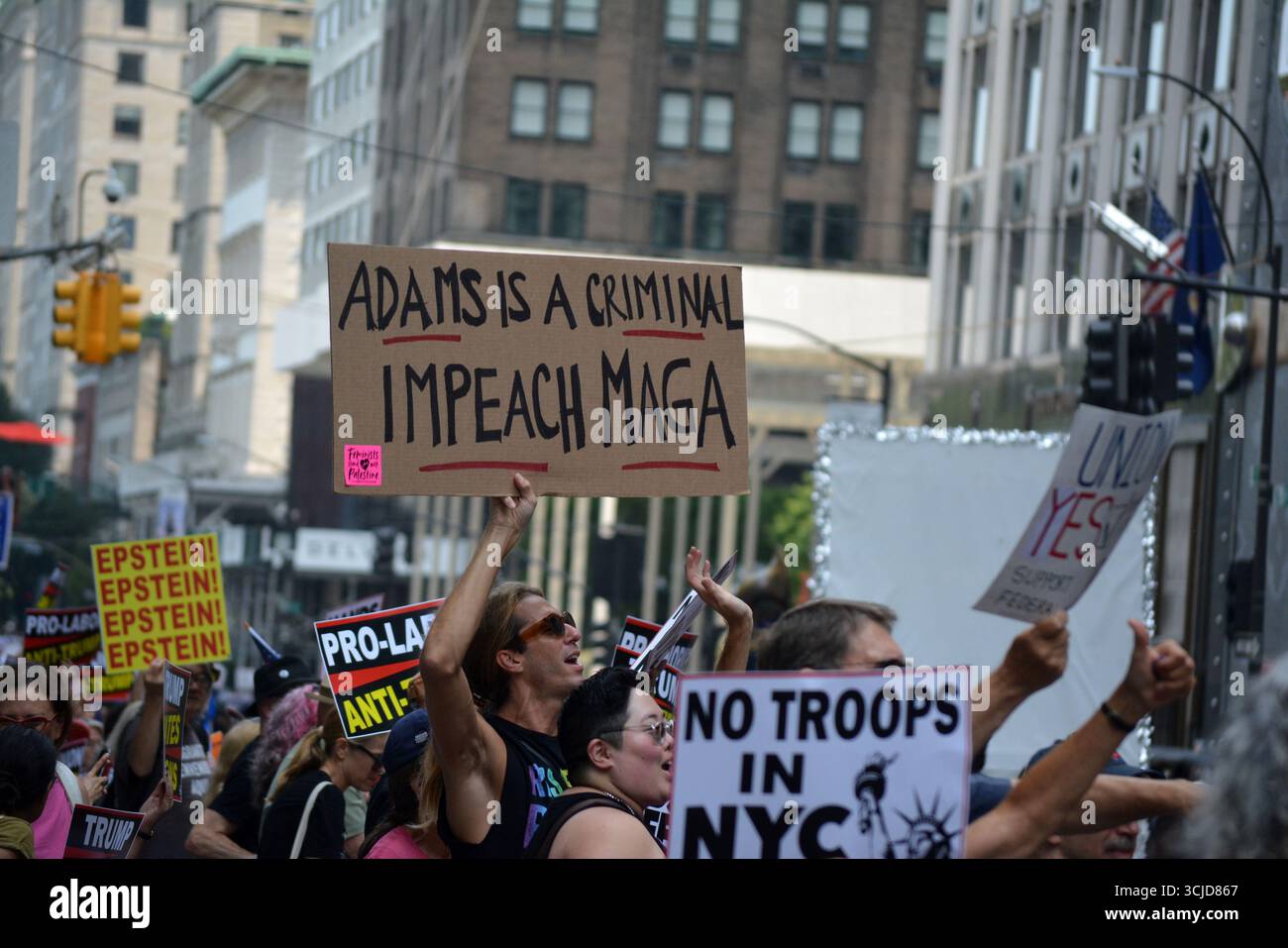 Protesta anti-Trump di fronte alla Trump Tower sulla Fifth Avenue durante la parata annuale del Labor Day a Midtown Manhattan. Foto Stock