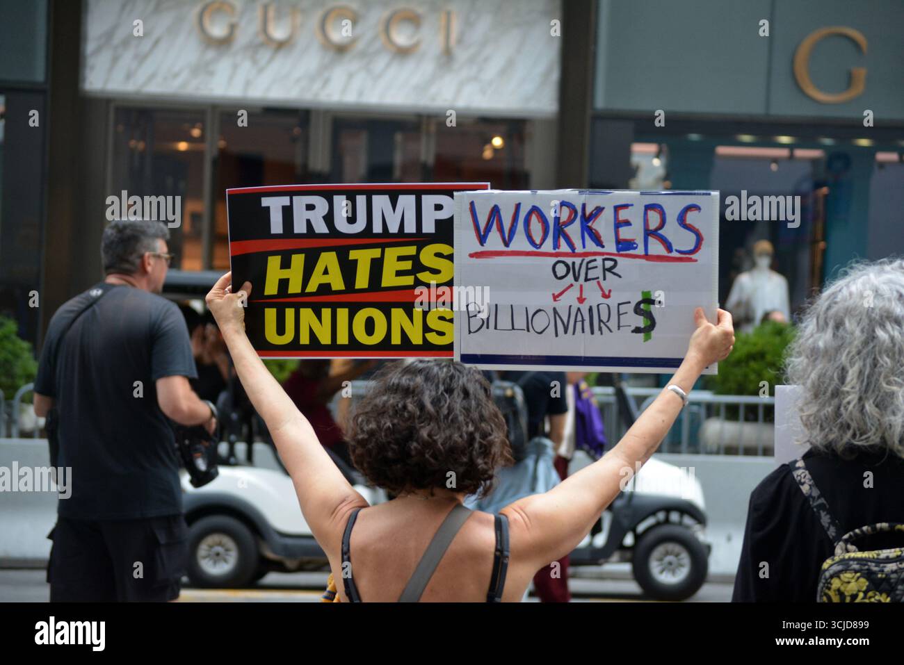 Protesta anti-Trump di fronte alla Trump Tower sulla Fifth Avenue durante la parata annuale del Labor Day a Midtown Manhattan. Foto Stock