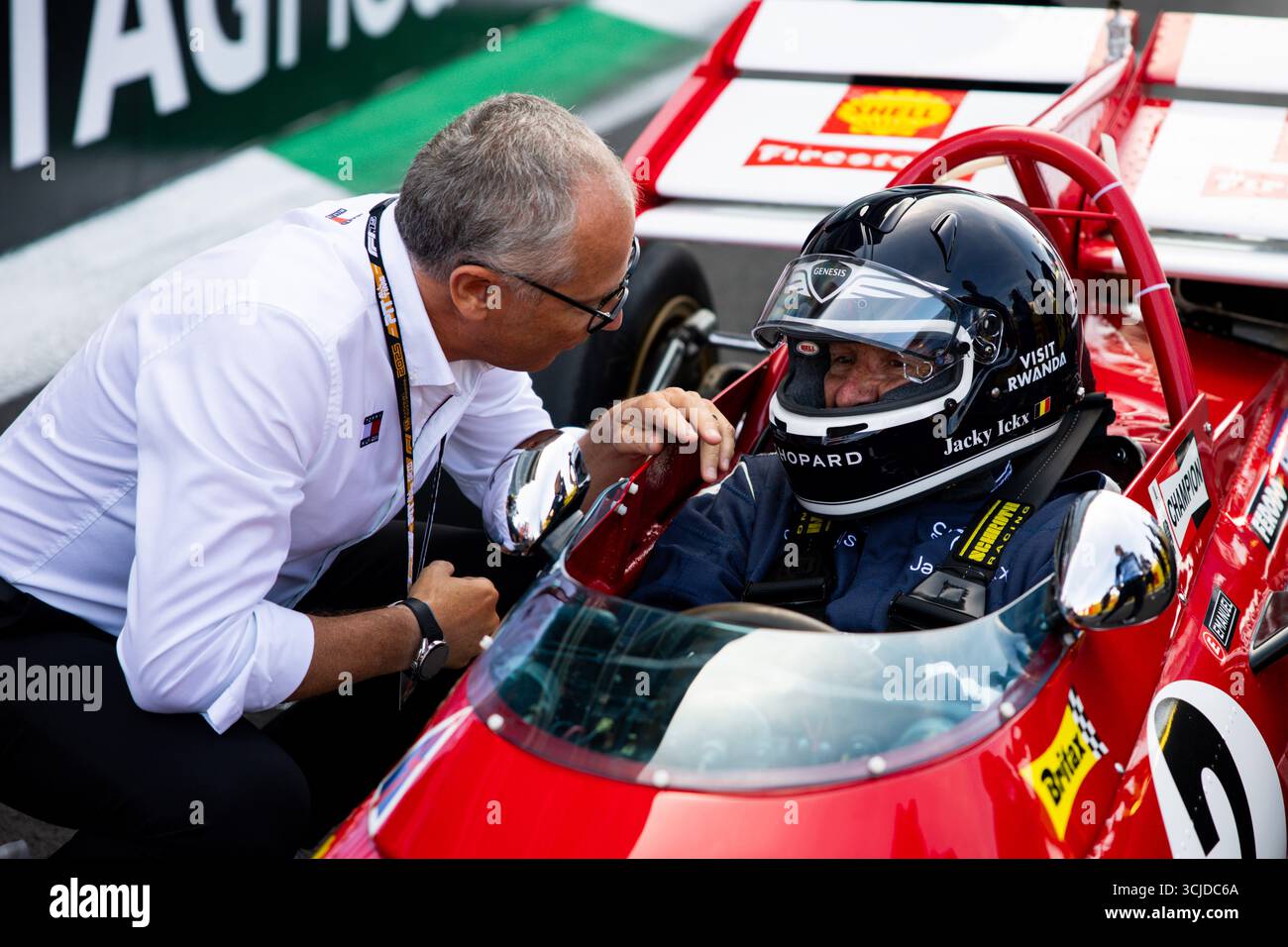 Monza, Italia. 6 settembre 2025. Stefano Domenicali (ITA, Presidente e CEO del gruppo di Formula 1), Jacky Ickx (BEL) guida una Ferrari 312B, Gran Premio d'Italia di F1 all'autodromo Nazionale di Monza il 6 settembre 2025 a Monza. (Foto di HOCH ZWEI) credito: dpa/Alamy Live News Foto Stock