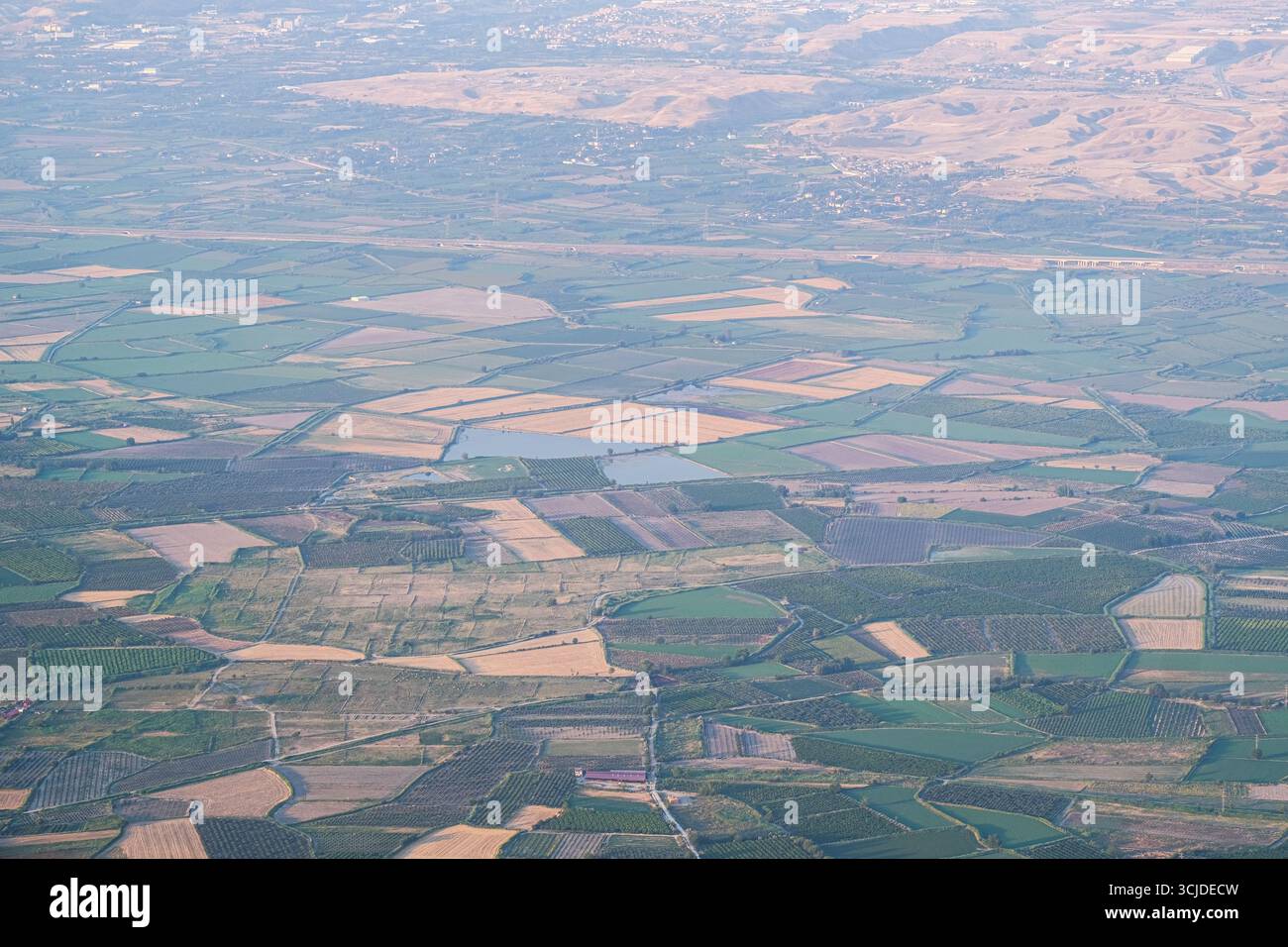 pamukkale, Turkiye, 08.07.2025 Vista aerea dei campi agricoli e del paesaggio nella campagna della Turchia. Terreno agricolo e zona coltivata. Periferia rurale Foto Stock