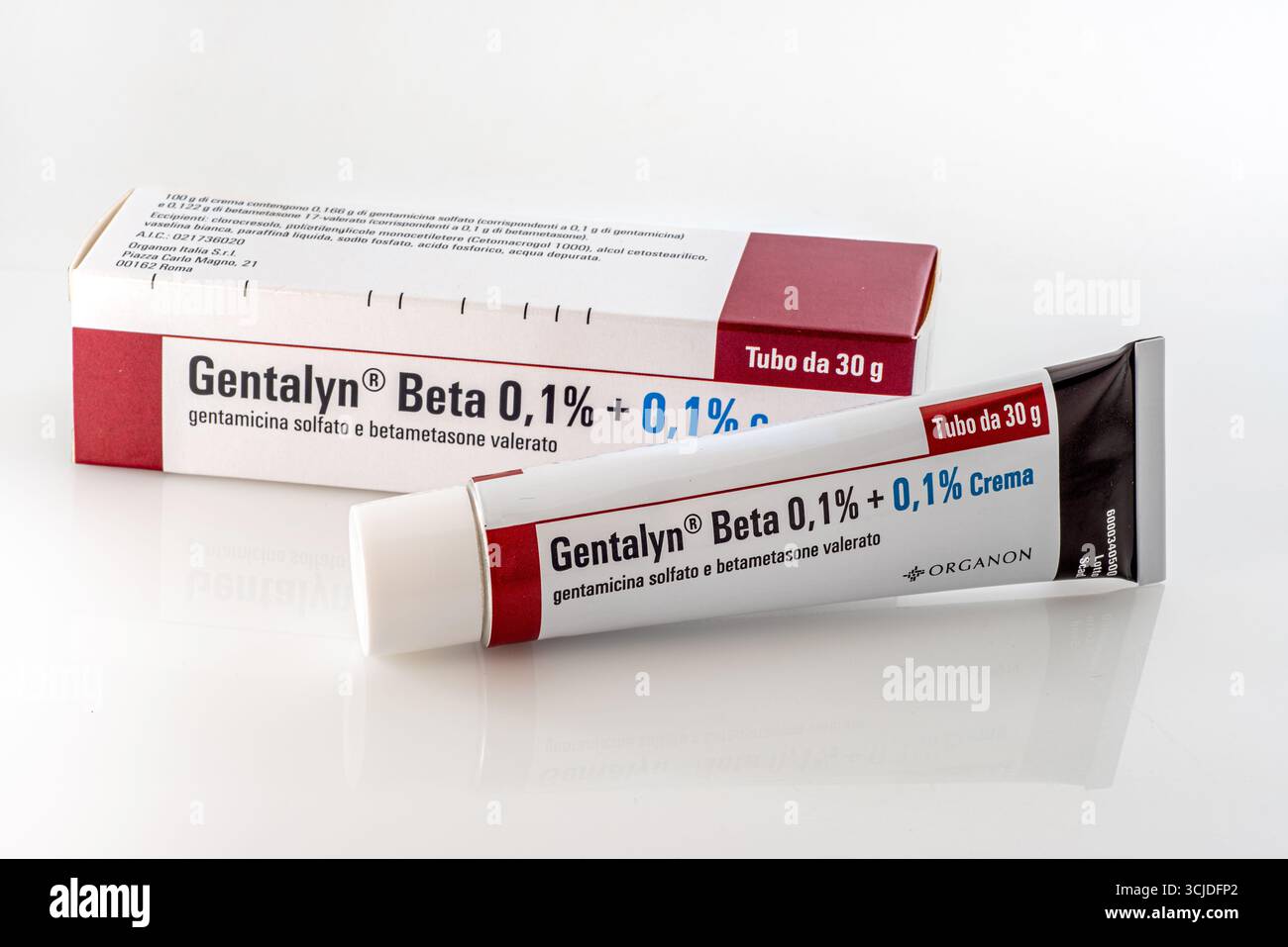 Italia - 5 settembre 2025: Gentalyn Beta Gentamicin solfato e betametasone valerato crema in provetta con confezione Foto Stock