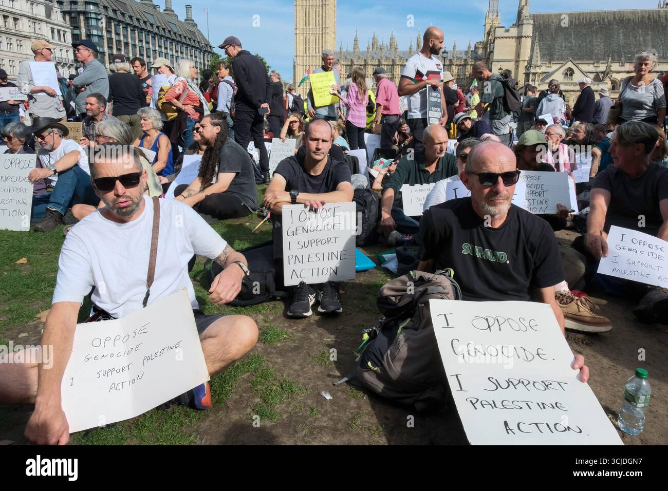 Londra, Regno Unito 6 settembre 2025. Una protesta di massa contro il divieto di vietare l'azione del gruppo Palestina si svolge a Parliament Square, Westminster. Circa 1500 manifestanti, molti con cartelli scritti a mano a sostegno della Palestine Action partecipano alla manifestazione con la polizia metropolitana che riporta in seguito che 857 persone sono state arrestate in base alla legge sul terrorismo per aver mostrato sostegno a un gruppo proibito. Nella foto: I manifestanti hanno cartelli che si oppongono al genocidio e sostengono l’azione palestinese. Foto Stock