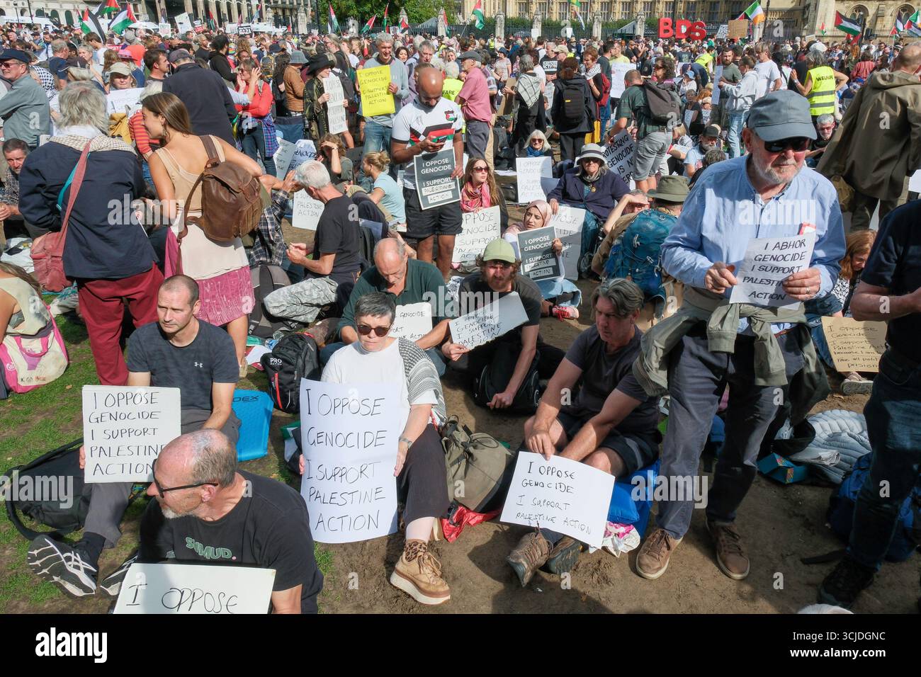 Londra, Regno Unito 6 settembre 2025. Una protesta di massa contro il divieto di vietare l'azione del gruppo Palestina si svolge a Parliament Square, Westminster. Circa 1500 manifestanti, molti con cartelli scritti a mano a sostegno della Palestine Action partecipano alla manifestazione con la polizia metropolitana che riporta in seguito che 857 persone sono state arrestate in base alla legge sul terrorismo per aver mostrato sostegno a un gruppo proibito. Nella foto: I manifestanti, tra cui molti pensionati, tengono cartelli che si oppongono al genocidio e sostengono l’azione palestinese. Foto Stock