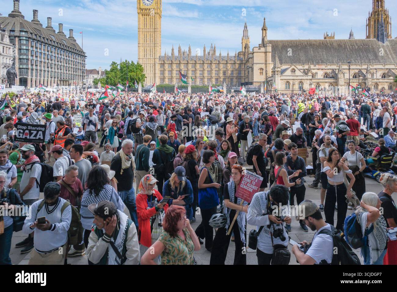 Londra, Regno Unito 6 settembre 2025. Una protesta di massa contro il divieto di vietare l'azione del gruppo Palestina si svolge a Parliament Square, Westminster. Circa 1500 manifestanti, molti con cartelli scritti a mano a sostegno della Palestine Action partecipano alla manifestazione con la polizia metropolitana che riporta in seguito che 857 persone sono state arrestate in base alla legge sul terrorismo per aver mostrato sostegno a un gruppo proibito. Foto Stock