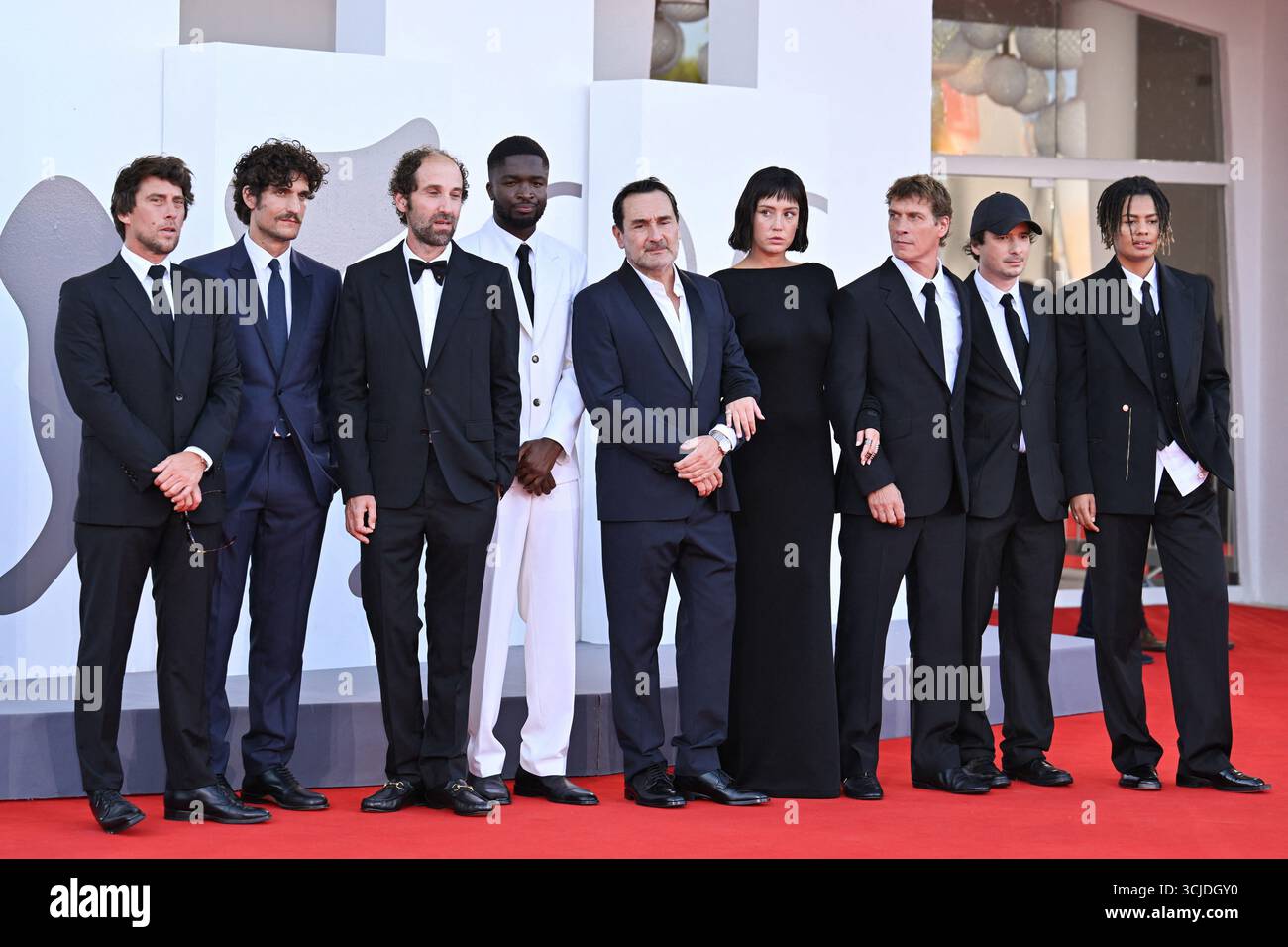 Venezia, Italia. 6 settembre 2025. Il produttore francese Hugo Selignac, l'attore francese Louis Garrel, il musicista francese Thomas Bangalter, il comico francese Stephane Bak, il regista francese Gilles Lellouche, l'attrice francese Adele Exarchopoulos, il regista francese Cedric Jimenez, lo sceneggiatore francese Olivier Demangel e la cantante Lala &ce partecipano al Red Carpet di chiusura della 82a Mostra Internazionale d'Arte cinematografica di Venezia al Lido di Venezia, il 6 settembre 2025. Foto di Aurore Marechal/ABACAPRESS.COM credito: Abaca Press/Alamy Live News Foto Stock