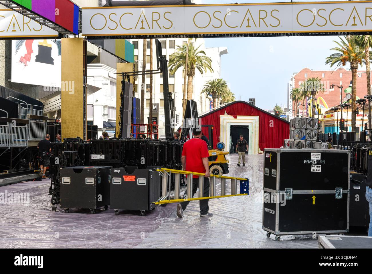 HOLLYWOOD, CALIFORNIA, USA: Dietro le quinte durante i preparativi per il 87° Annual Academy Awards® in corso su Hollywood Boulevard fuori dal Dolby Theatre di Hollywood, California, il 18 febbraio 2015. © Lee Roth / Roth Stock Archives Foto Stock