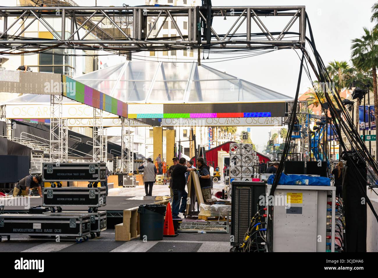 HOLLYWOOD, CALIFORNIA, USA: Dietro le quinte durante i preparativi per il 87° Annual Academy Awards® in corso su Hollywood Boulevard fuori dal Dolby Theatre di Hollywood, California, il 18 febbraio 2015. © Lee Roth / Roth Stock Archives Foto Stock