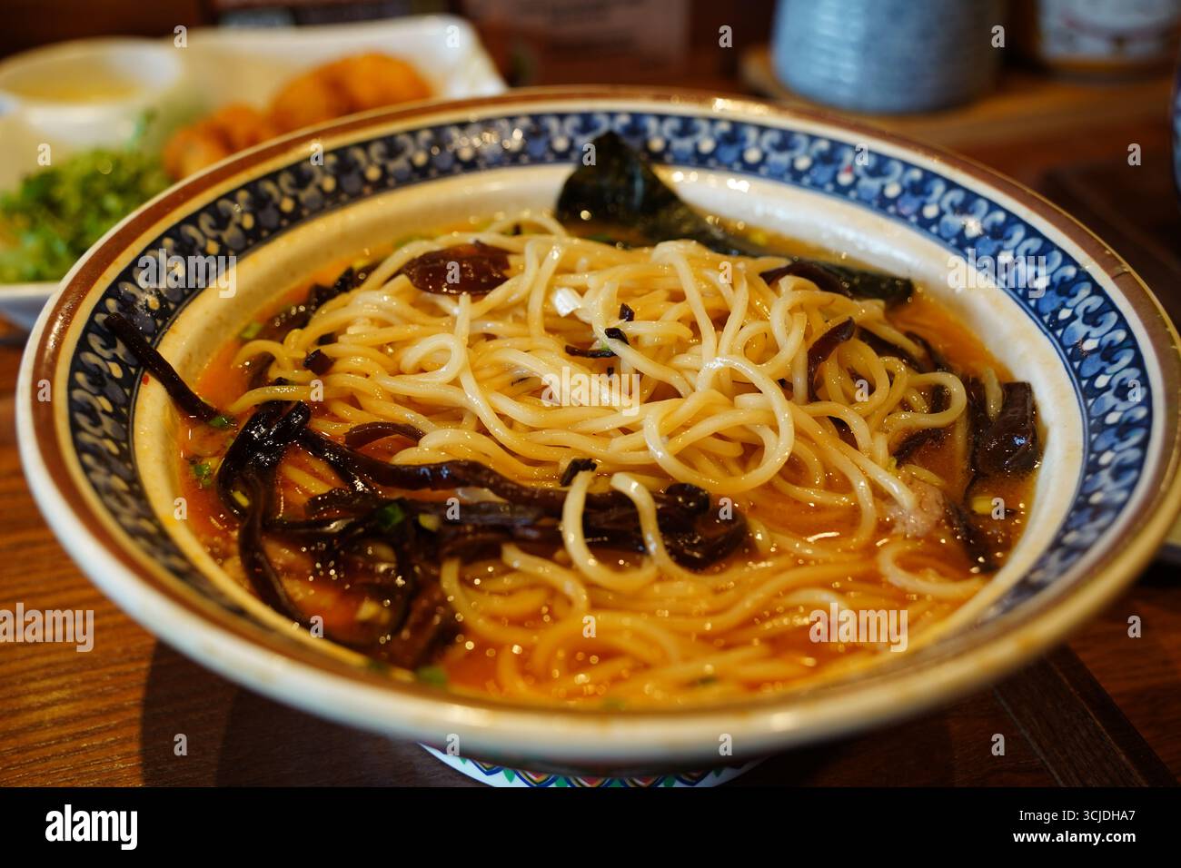 Deliziosa ciotola di noodles Ramen con alghe marine e funghi Foto Stock