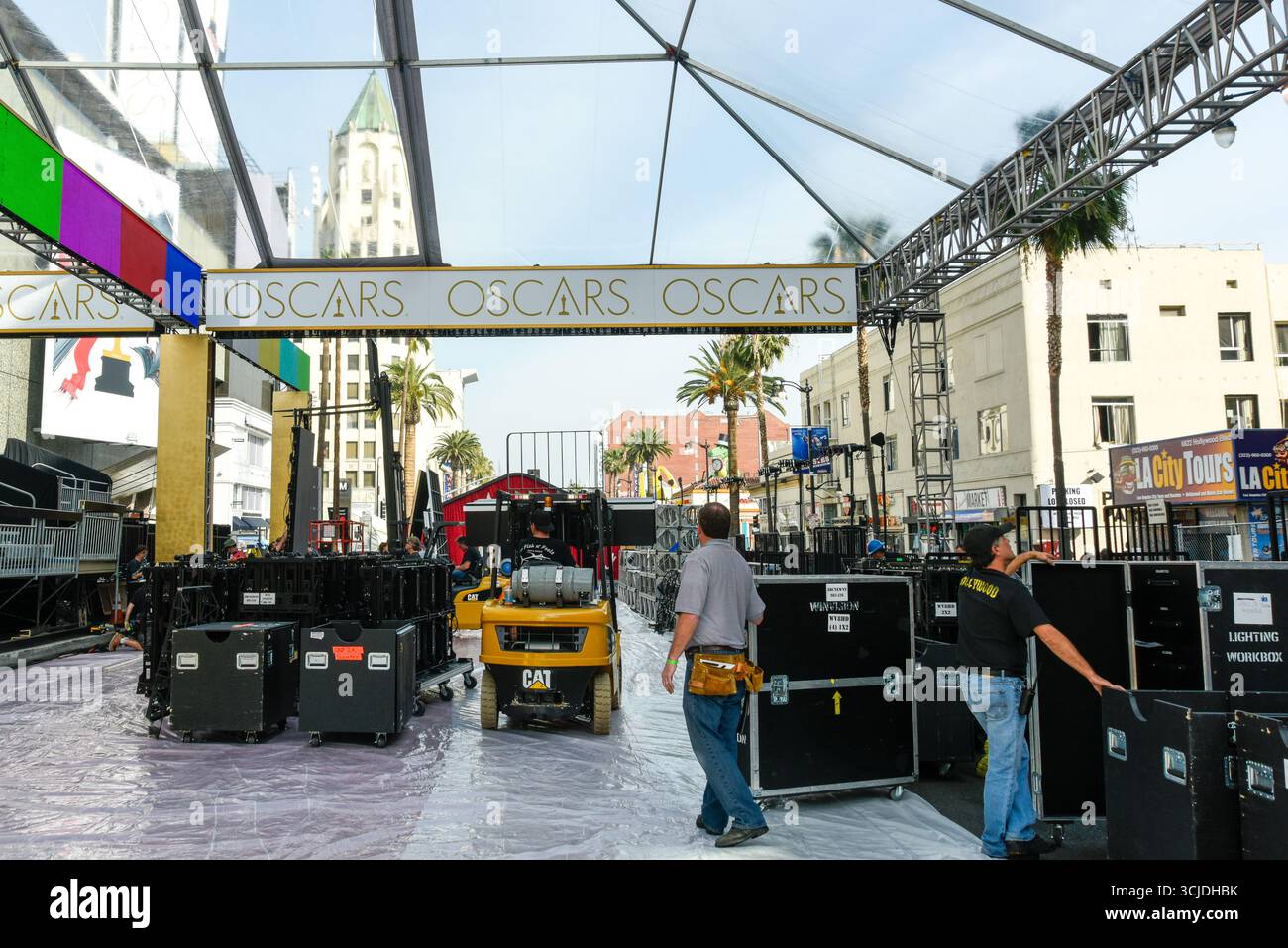 HOLLYWOOD, CALIFORNIA, USA: Dietro le quinte durante i preparativi per il 87° Annual Academy Awards® in corso su Hollywood Boulevard fuori dal Dolby Theatre di Hollywood, California, il 18 febbraio 2015. © Lee Roth / Roth Stock Archives Foto Stock