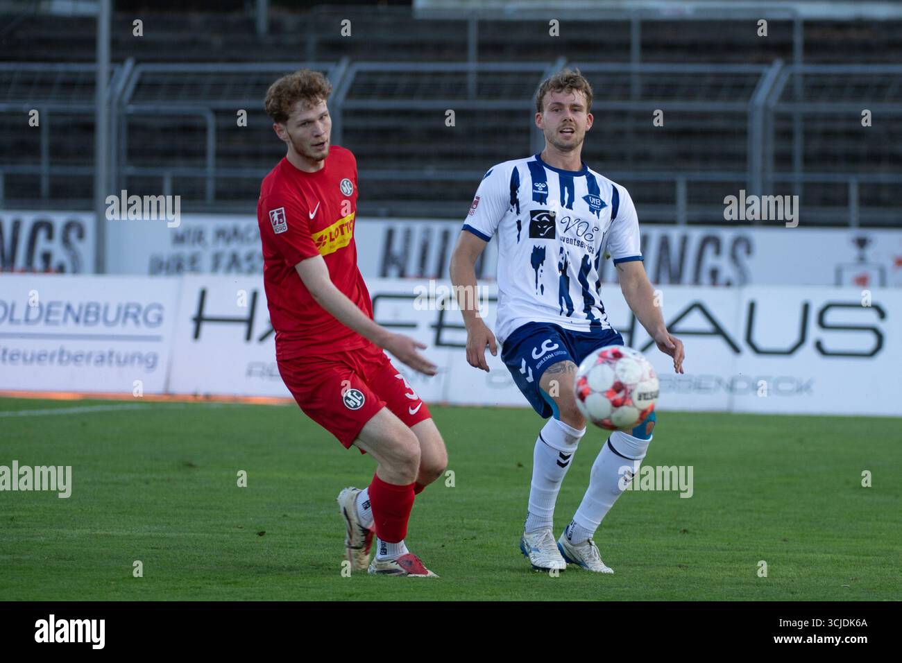 06.09.2025, Marschwegstadion, Oldenburg, GER, RLN, VfB Oldenburg vs HSC Hannover, le normative DFL vietano qualsiasi uso di fotografie come sequenze di immagini e/o quasi-video, im Bild Nico mai ( VfB Oldenburg #3 ) Paul WEGNER ( HSC Hannover #3 ) foto © nordphoto GmbH/Rojahn Foto Stock