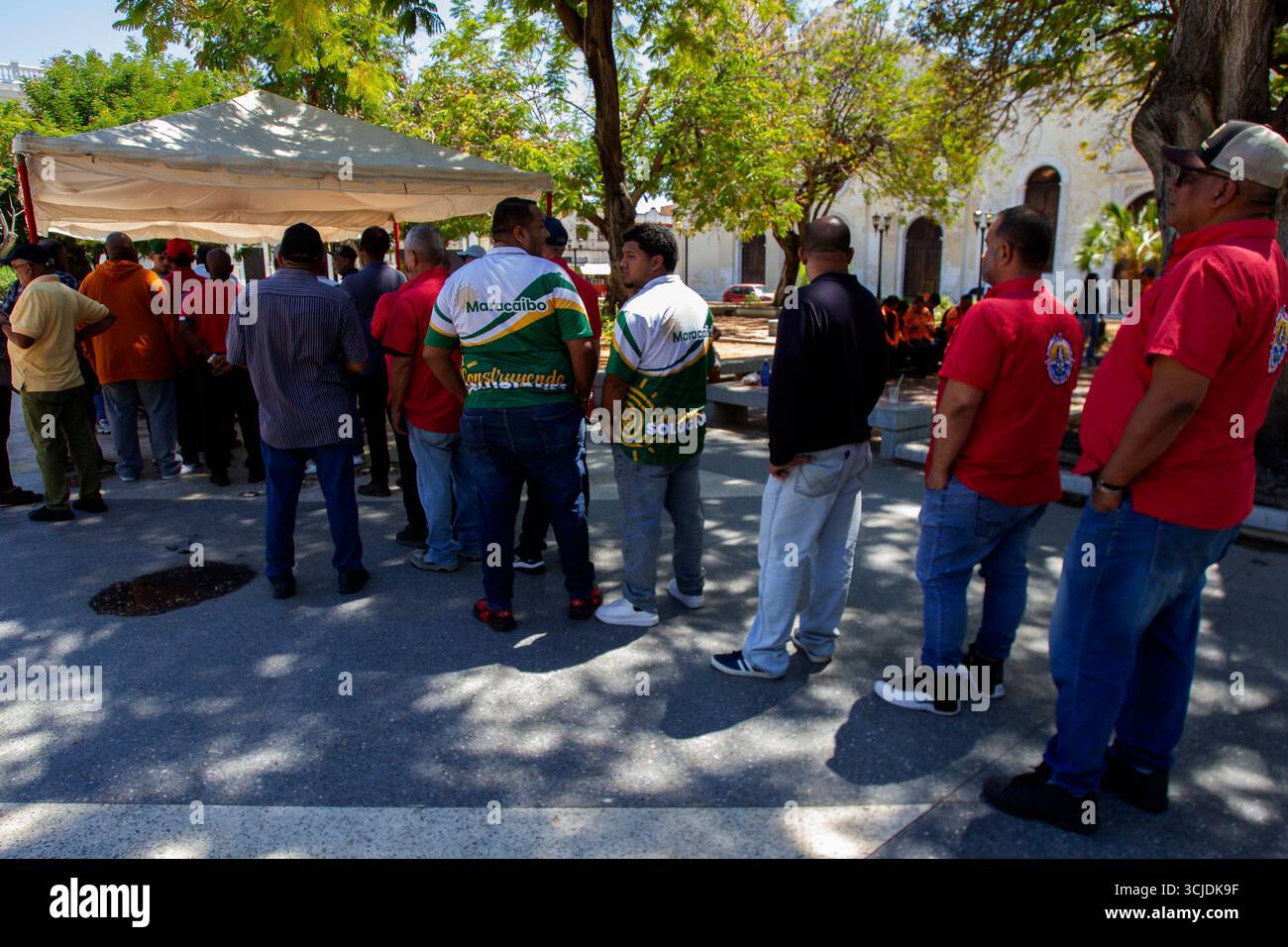 Maracaibo, Venezuela, 07-09-2025.i sostenitori di Nicolás Maduro rispondono all'appello di arruolarsi per difendere il paese dagli Stati Uniti. Foto di: Jose Bula Foto Stock