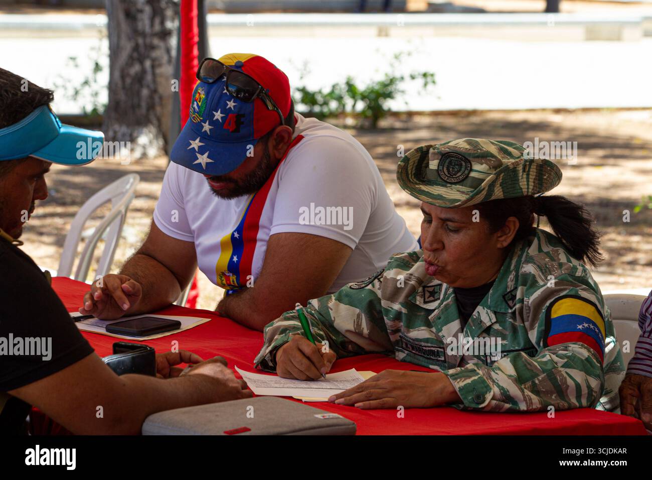 Maracaibo,Venezuela,07-09-2025.i sostenitori di Nicolás Maduro rispondono all'appello di arruolarsi per difendere il paese dagli Stati Uniti. Foto di: Jose Bula U. Foto Stock