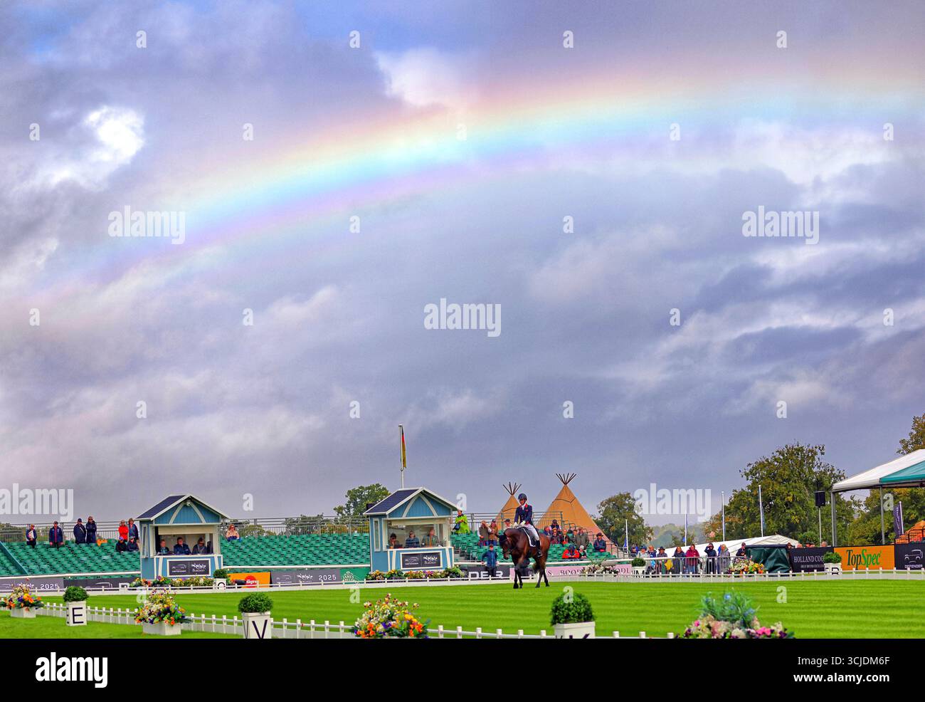Stamford, Regno Unito. 4 settembre 2025. Harry Meade on et Hop du Matz gareggia nell'evento dressage al Defender Burghley Horse Trials a Stamford, Lincolnshire, il 4 settembre 2025. Crediti: Paul Marriott/Alamy Live News Foto Stock