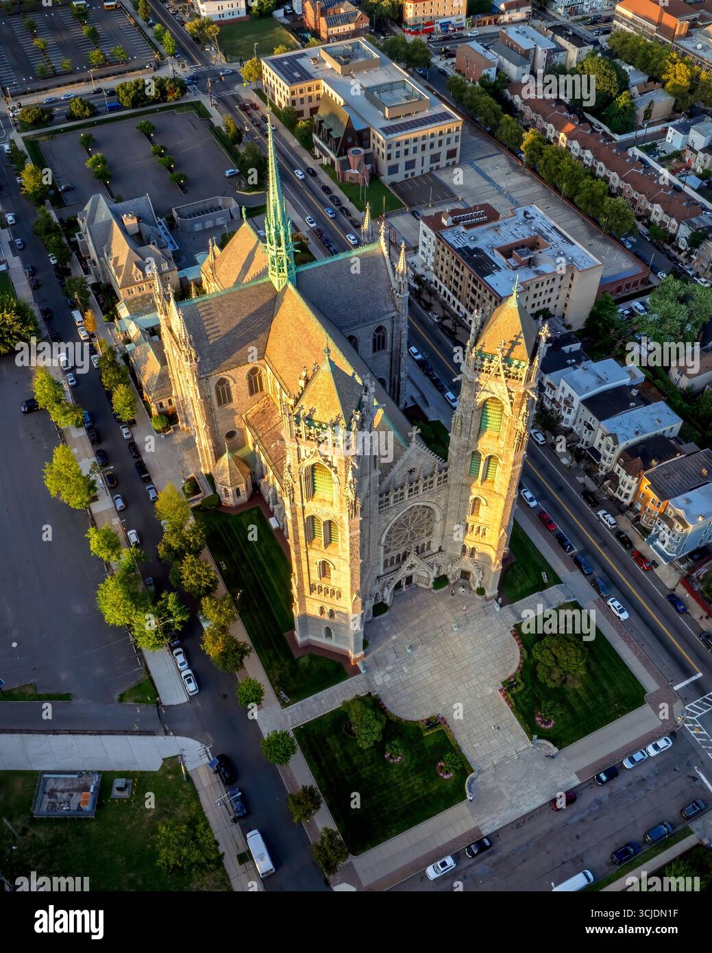 Una vista aerea mozzafiato della Basilica del Sacro cuore della Cattedrale. L'immagine cattura l'intricato design di una cattedrale in stile gotico annidata Foto Stock