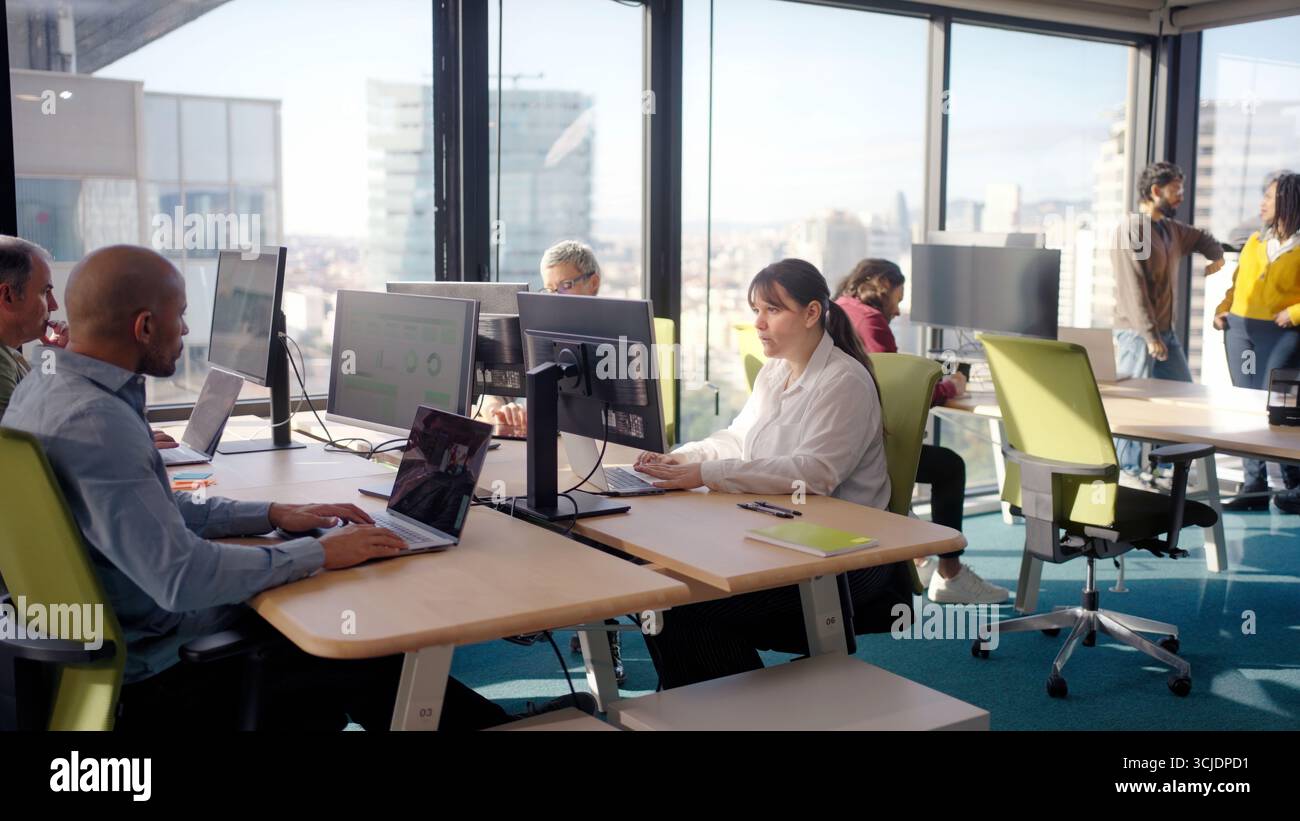 Colleghi che lavorano con i computer in un ufficio moderno Foto Stock