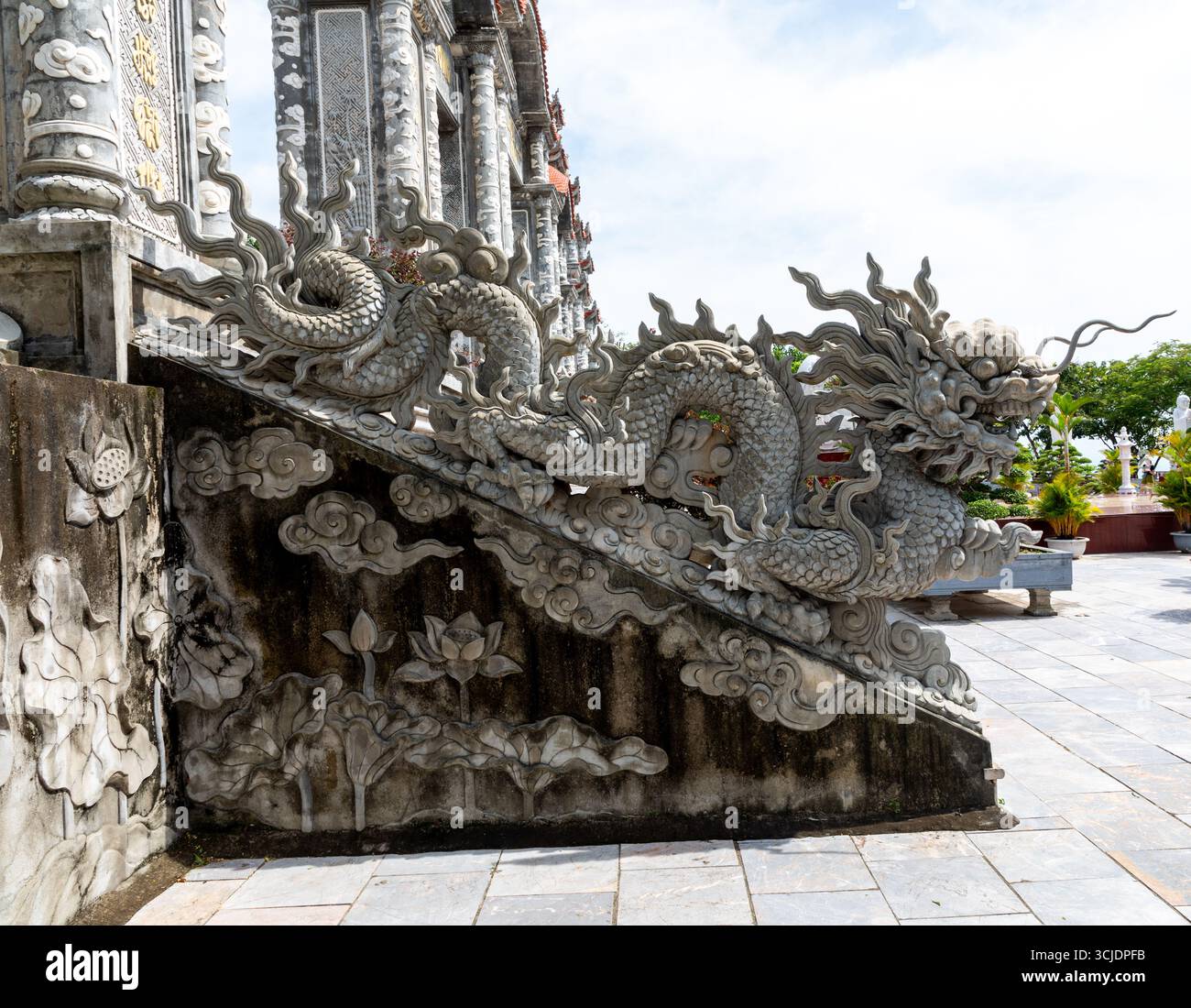 Lo statuto del drago a Tháp Xá Lợi, noto anche come Pagoda Linh Ung, sorge maestosamente sulla pittoresca penisola di Sơn Trà a da Nang, in Vietnam. Foto Stock