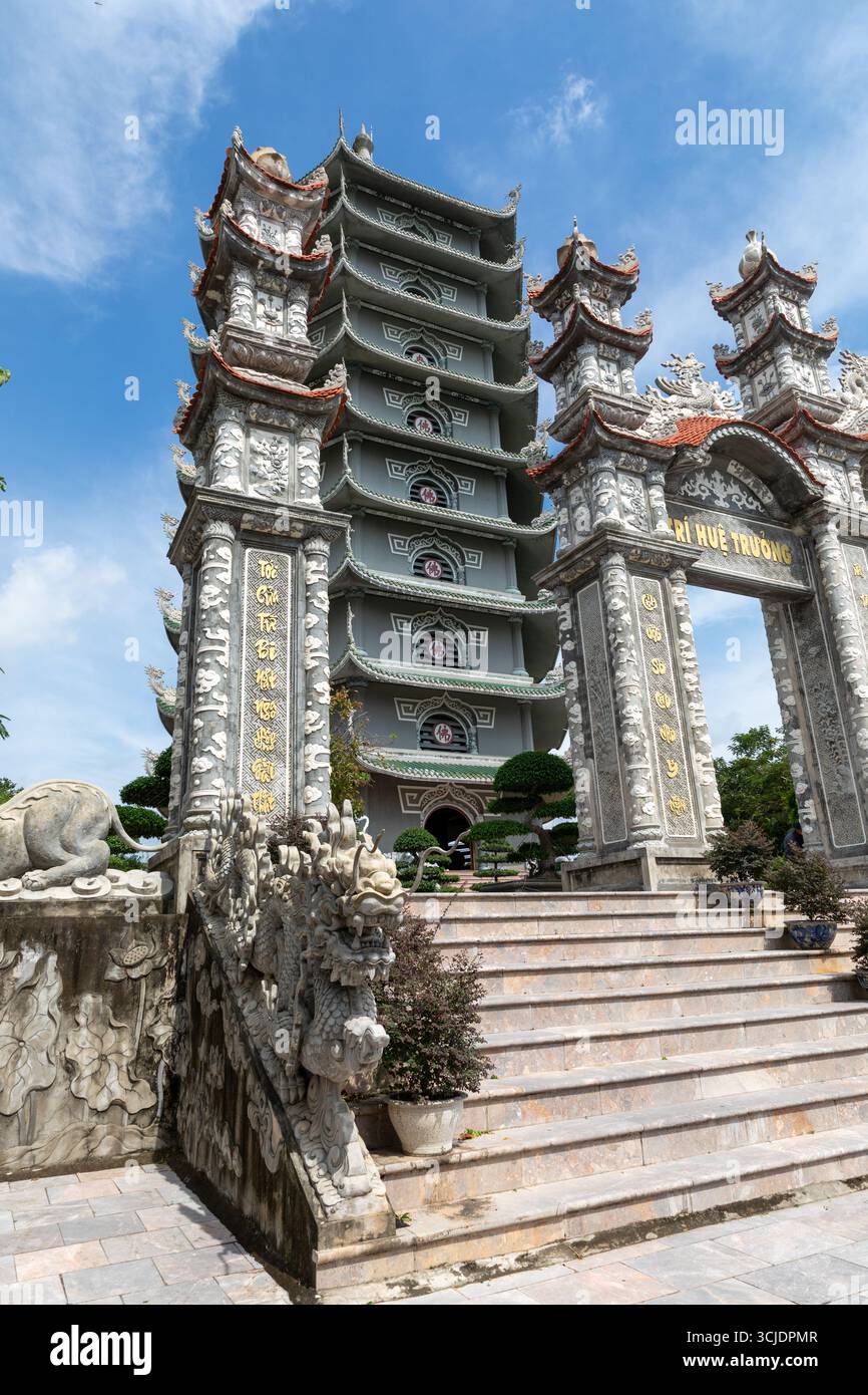 Tháp Xá Lợi, nota anche come Pagoda Linh Ung, si erge maestosamente sulla pittoresca penisola di Sơn Trà a da Nang, in Vietnam. Questo tempio buddista lo è Foto Stock