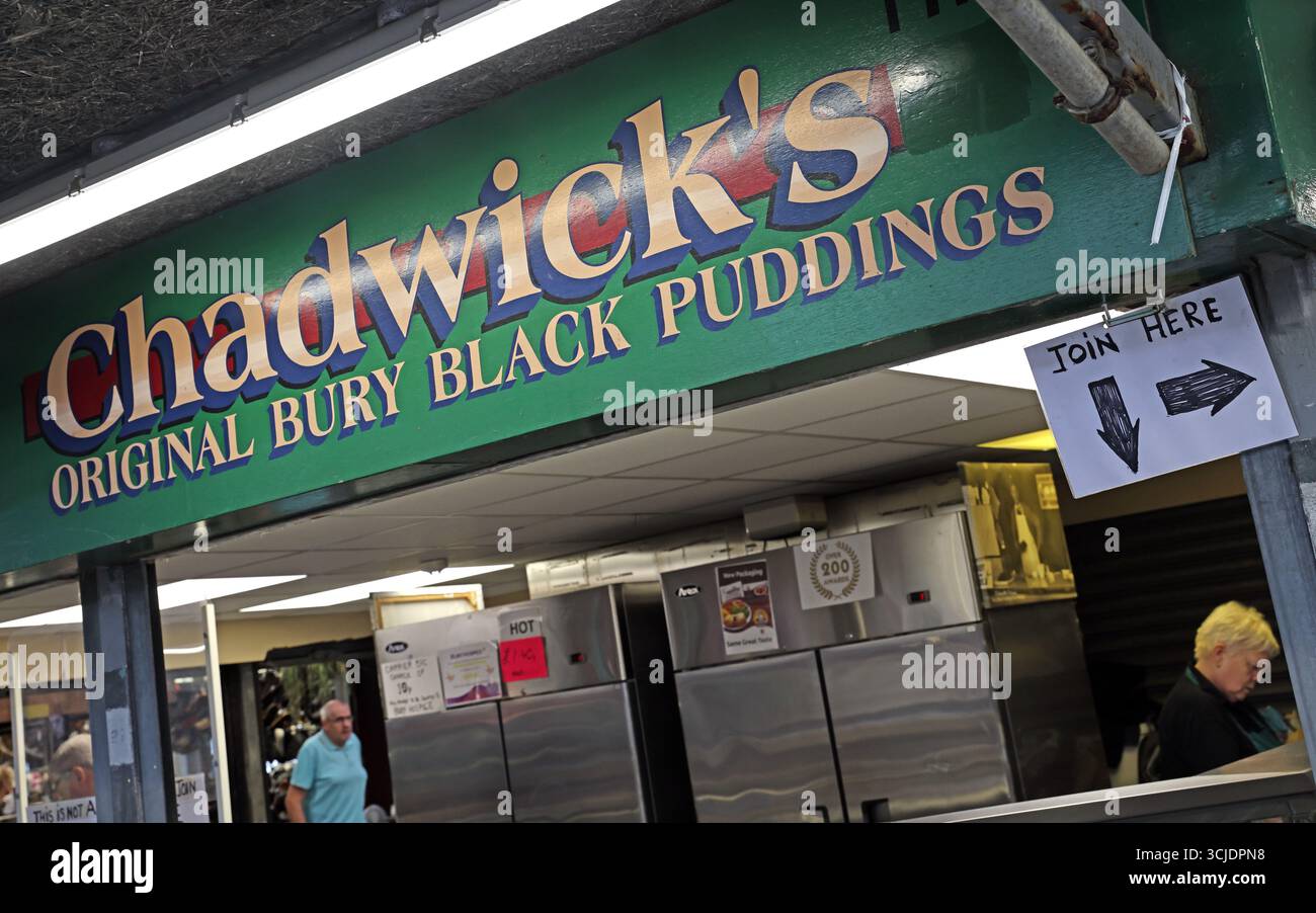 La stalla di Chadwick vende budini neri originali Bury all'interno del Bury Market, Greater Manchester, Inghilterra, Regno Unito. Commerciante di lunga data Chadwick Foto Stock