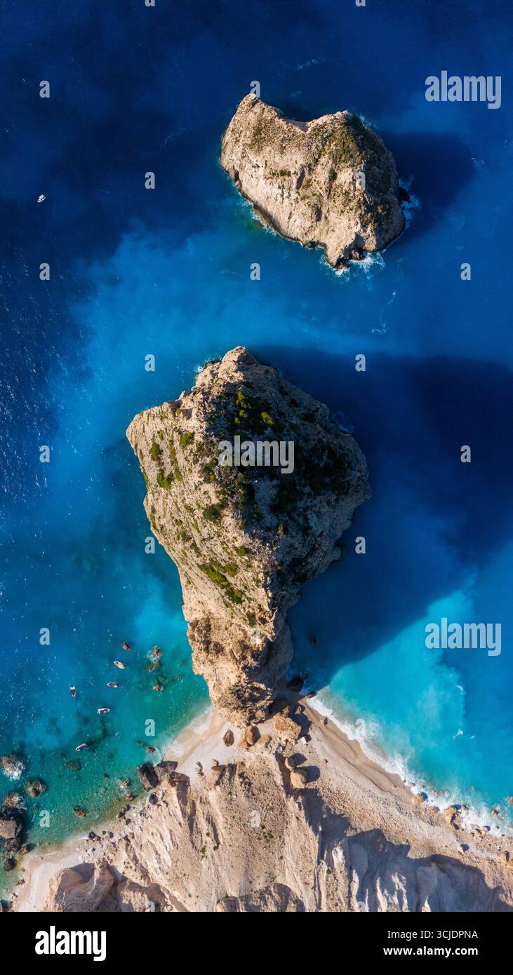 Splendida vista aerea superiore di Myzithres Zante Grecia, con scogliere scoscese, spiaggia turchese, sabbia bianca e un mare blu profondo senza fine che circonda la costa Foto Stock Splendida vista aerea superiore di Myzithres Zante Grecia, con scogliere scoscese, spiaggia turchese, sabbia bianca e un mare blu profondo senza fine che circonda la costa Foto Stock