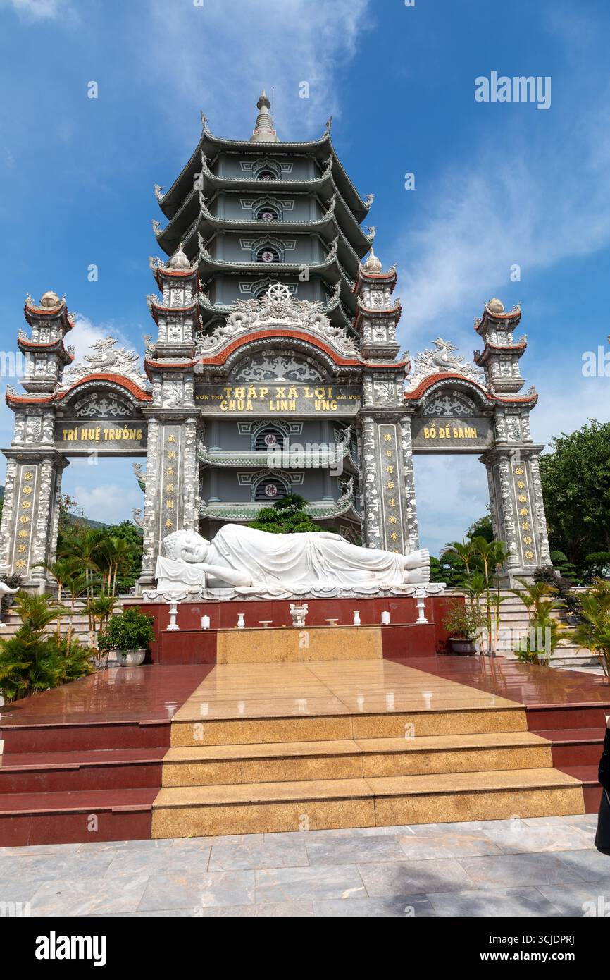Tháp Xá Lợi, nota anche come Pagoda Linh Ung, si erge maestosamente sulla pittoresca penisola di Sơn Trà a da Nang, in Vietnam. Questo tempio buddista lo è Foto Stock