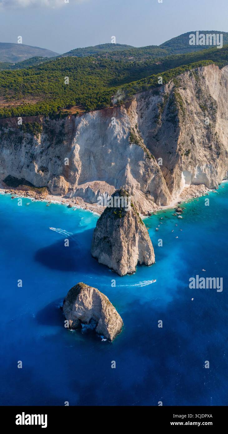 Le rocce di Myzithres, vista dall'alto di Zante Grecia, con scogliere calcaree, insenature sabbiose di mare poco profondo e un oceano blu profondo che si estende fino all'orizzonte Foto Stock