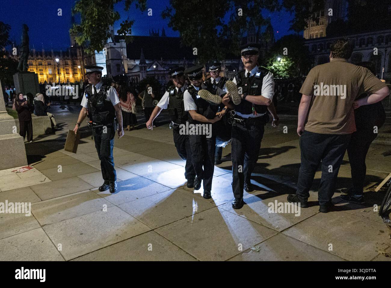 LONDRA, Regno Unito - 06 settembre 2025: Oltre 300 persone sono state arrestate in base alla legge sul terrorismo durante una protesta contro la nostra Juries in Parliament Square. Alle 13:00, oltre 1.000 attivisti hanno tenuto dei cartelli che recavano: "Io sono contrario al genocidio. Sostengo l’azione palestinese”, in contrasto con il divieto del governo britannico sul gruppo. Gli organizzatori hanno condannato gli arresti di massa come un attacco alle libertà civili e al diritto di protesta. Foto Stock