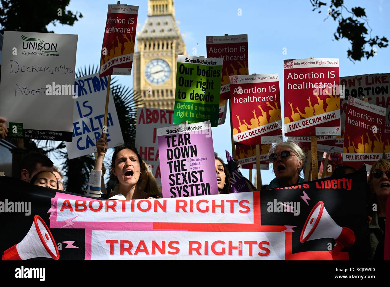Londra, Regno Unito, 6 settembre 2025: March by Pro Life Activists è stato heldin Central London. Una contro protesta ha avuto luogo sottolineando i diritti di aborto delle donne, Monkeybutlerimages/Alamy Live News Foto Stock