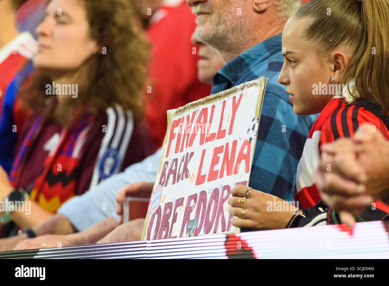 Monaco, Germania. 6 settembre 2025. Monaco di Baviera, Germania, 6 settembre 2025: Una tifosa female con un cartello che legge finalmente Lena Oberdorf durante il Google Pixel Frauen Bundesliga match tra FC Bayern Monaco e Bayer Leverkusen all'Allianz Arena di Monaco, Germania. (Sven Beyrich/SPP) credito: SPP Sport Press Photo. /Alamy Live News Foto Stock Monaco, Germania. 6 settembre 2025. Monaco di Baviera, Germania, 6 settembre 2025: Una tifosa female con un cartello che legge finalmente Lena Oberdorf durante il Google Pixel Frauen Bundesliga match tra FC Bayern Monaco e Bayer Leverkusen all'Allianz Arena di Monaco, Germania. (Sven Beyrich/SPP) credito: SPP Sport Press Photo. /Alamy Live News Foto Stock