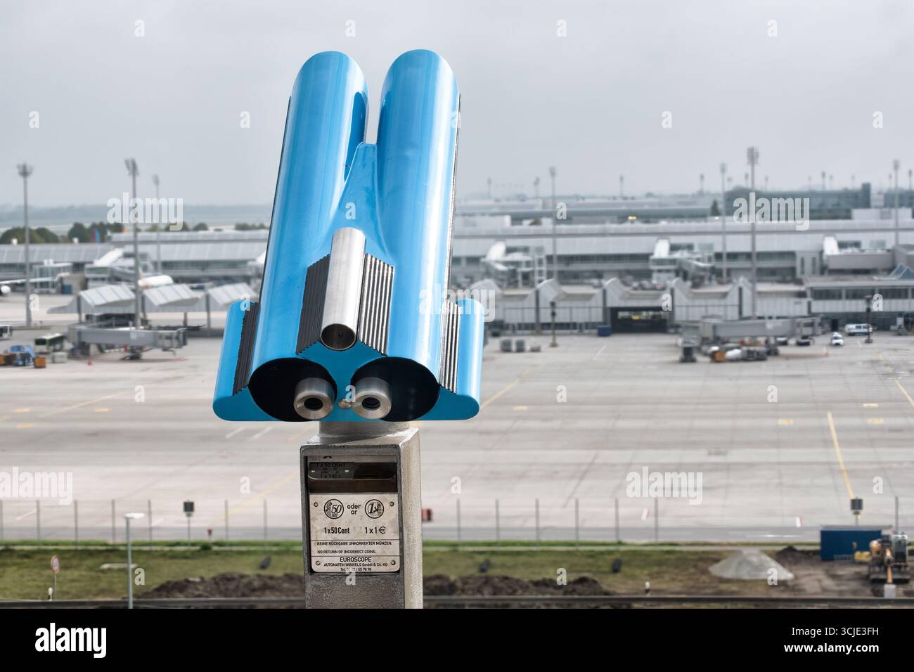 Binocolo a moneta blu per osservare gli aeromobili all'aeroporto: Monaco di Baviera, Germania - 15 settembre 2018 Foto Stock
