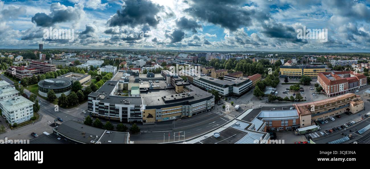 Le guglie gemelle di Växjö si innalzano sopra un mosaico di spazi verdi, una città sostenibile dove natura e vita urbana si intrecciano perfettamente Foto Stock