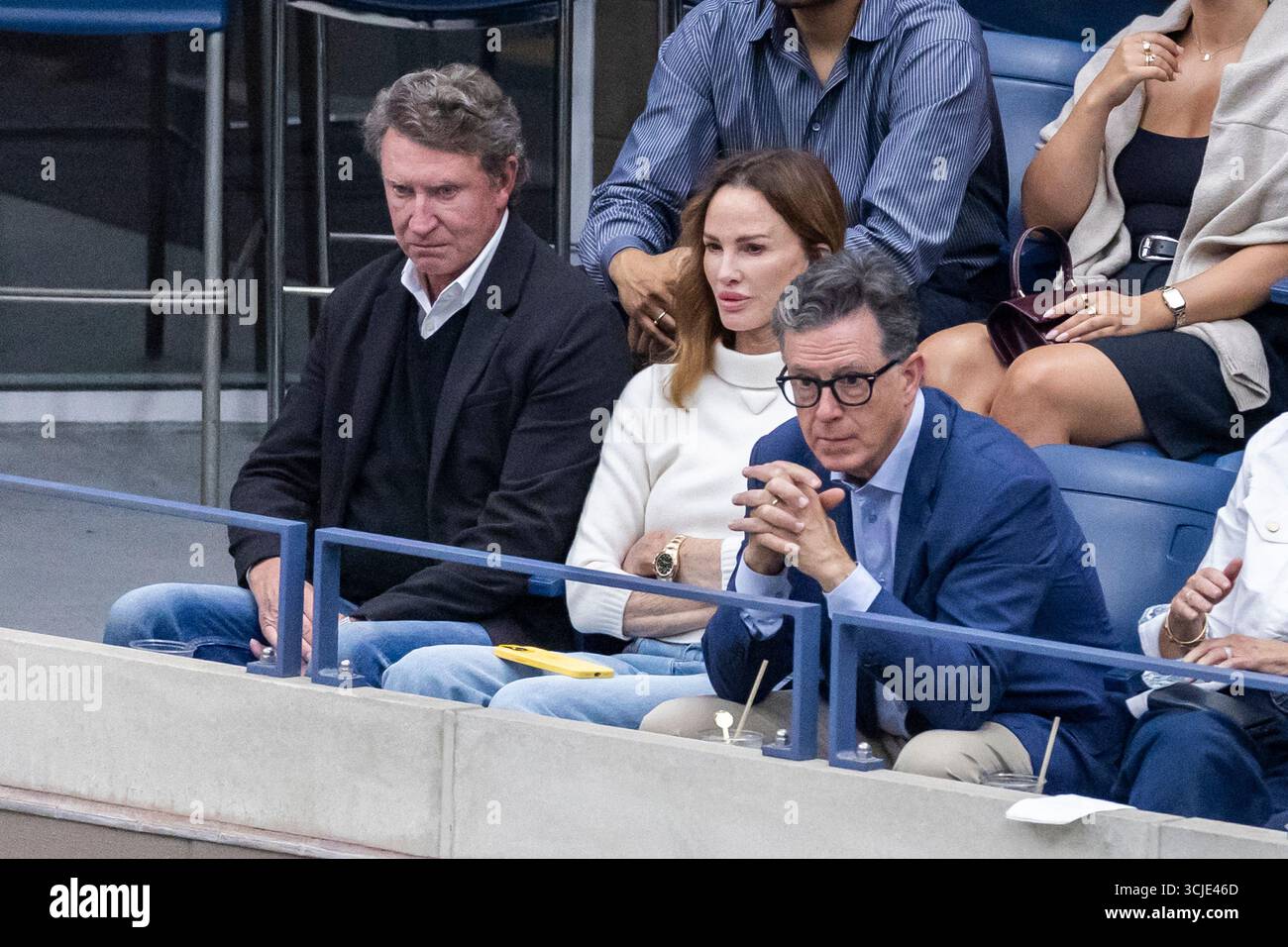 Flushing Meadow, Stati Uniti. 6 settembre 2025. Wayne Gretzky, ex giocatore di hockey della NHL, e Steven Colbert, ospite a tarda notte, guardano Aryna Sabalenka della Bielorussia giocare Amanda Anisimova nel primo set delle finali femminili degli US Open Tennis Championships all'Arthur Ashe Stadium presso il Billie Jean King National Tennis Center di New York City sabato 6 settembre 2025. Foto di Corey Sipkin/UPI credito: UPI/Alamy Live News Foto Stock