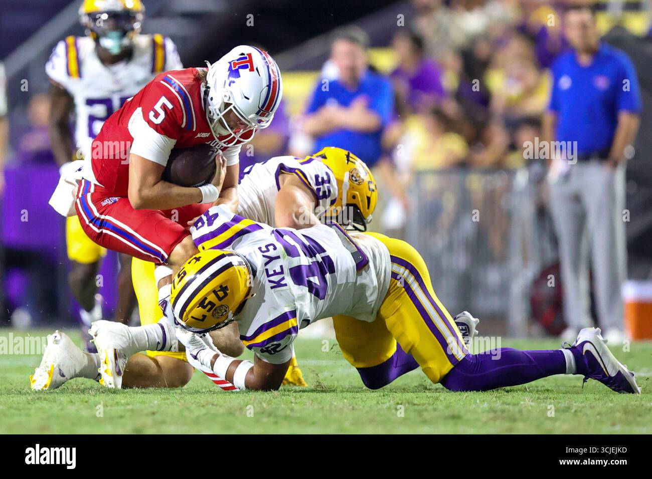 Baton Rouge, Stati Uniti. 6 settembre 2025. Il quarterback dei Louisiana Tech Bulldogs Blake Baker (5) è placcato dal linebacker dei LSU Tigers Davhon Keys (42) durante una partita di football universitario sabato 6 settembre 2025 al Tiger Stadium di Baton Rouge, Louisiana. (Foto di Peter G. Forest/Sipa USA) credito: SIPA USA/Alamy Live News Foto Stock
