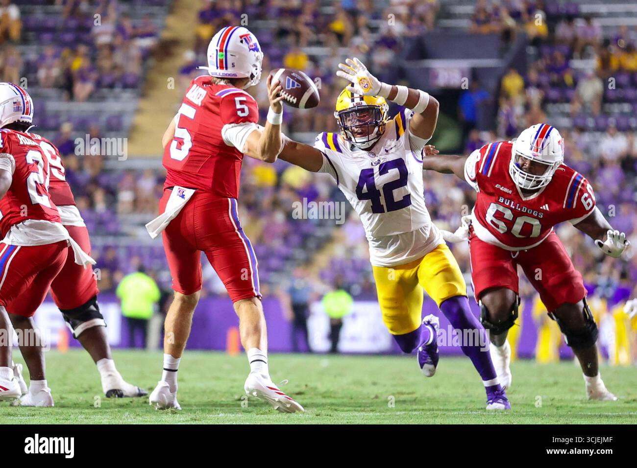 Baton Rouge, Stati Uniti. 6 settembre 2025. Il linebacker dei LSU Tigers Davhon Keys (42) chiude il match contro il quarterback dei Louisiana Tech Bulldogs Blake Baker (5) durante una partita di football universitario sabato 6 settembre 2025 al Tiger Stadium di Baton Rouge, Louisiana. (Foto di Peter G. Forest/Sipa USA) credito: SIPA USA/Alamy Live News Foto Stock