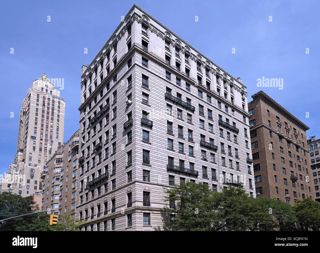 Park Avenue nell'Upper East Side di Manhattan, un viale con eleganti vecchi edifici Foto Stock