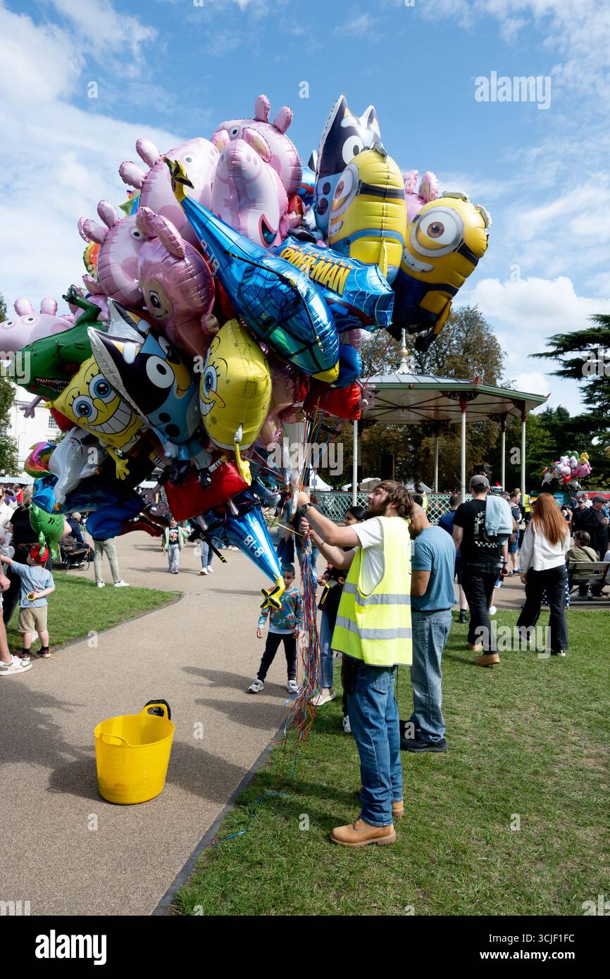 Venditore di palloncini al Leamington Spa Food Festival, Regno Unito Foto Stock