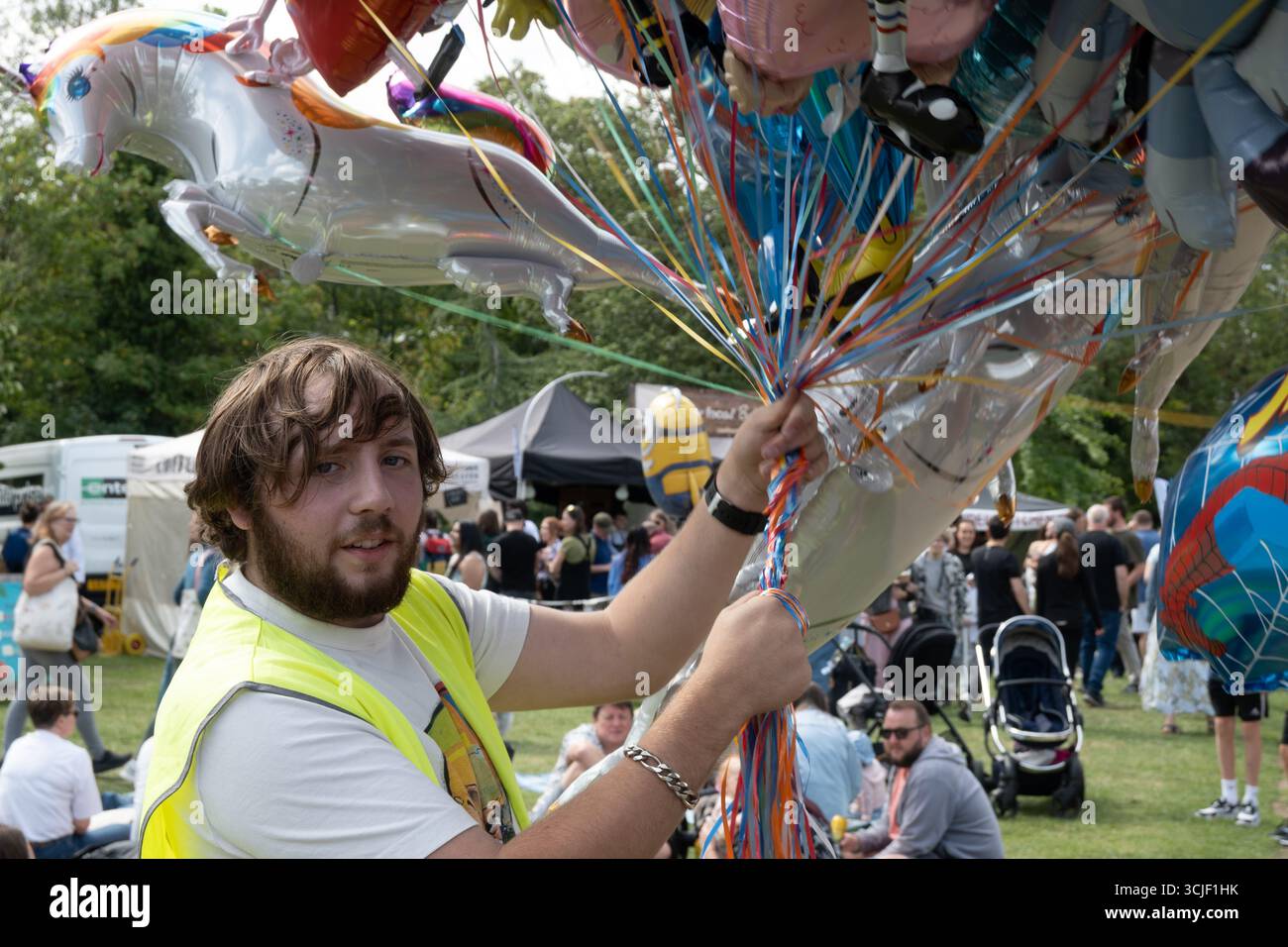 Venditore di palloncini al Leamington Spa Food and drink Festival, Regno Unito Foto Stock