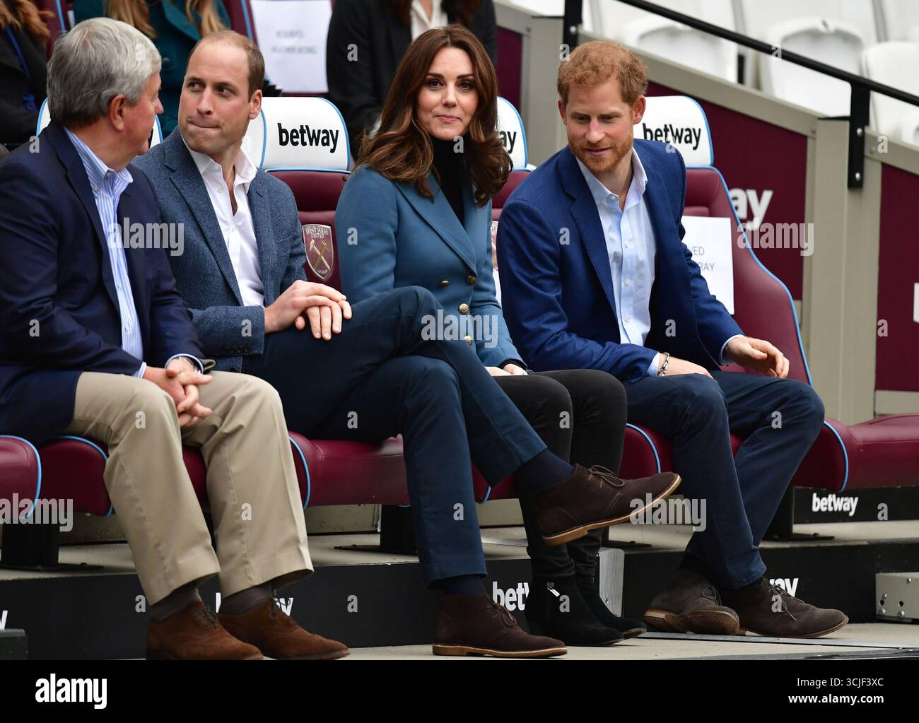 Foto datata 18/10/2017 del Duca e della Duchessa di Cambridge e del Principe Harry al London Stadium del West Ham United, così come partecipare alla cerimonia di laurea per più di 150 apprendisti Coach Core. Il Duca del Sussex torna nel Regno Unito questa settimana per la prima volta in cinque mesi, quando mostrerà il suo sostegno ai bambini della BBC bisognosi e rivisiterà uno studio di registrazione comunitario a Nottingham. Data di pubblicazione: Domenica 7 settembre 2025. Foto Stock