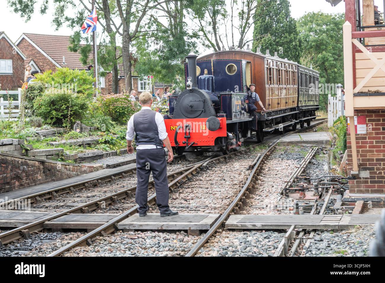 Un treno che entra nella stazione ferroviaria di Tenterden Town. Foto Stock