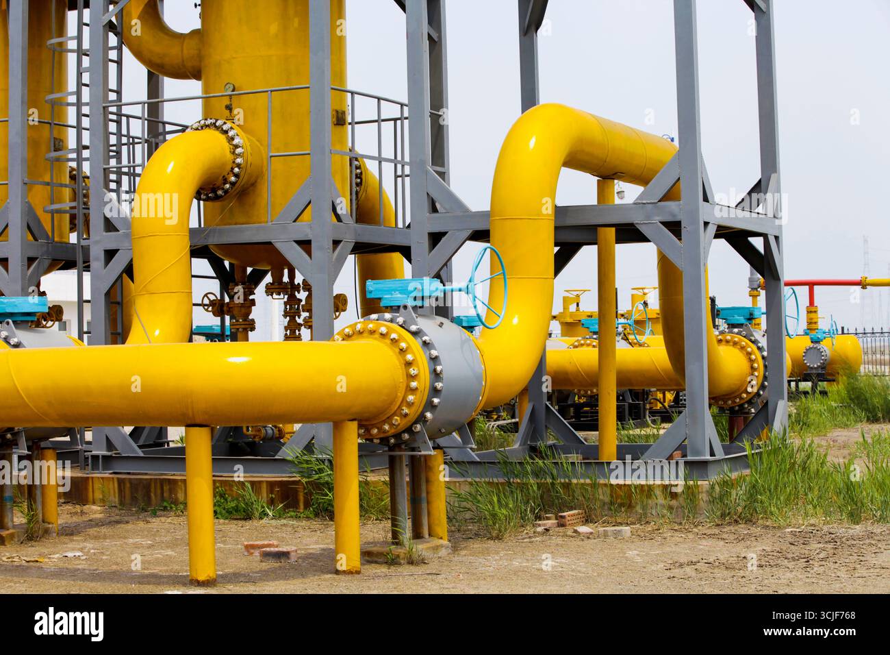 Attrezzature e tubazioni per giacimenti petroliferi Foto Stock