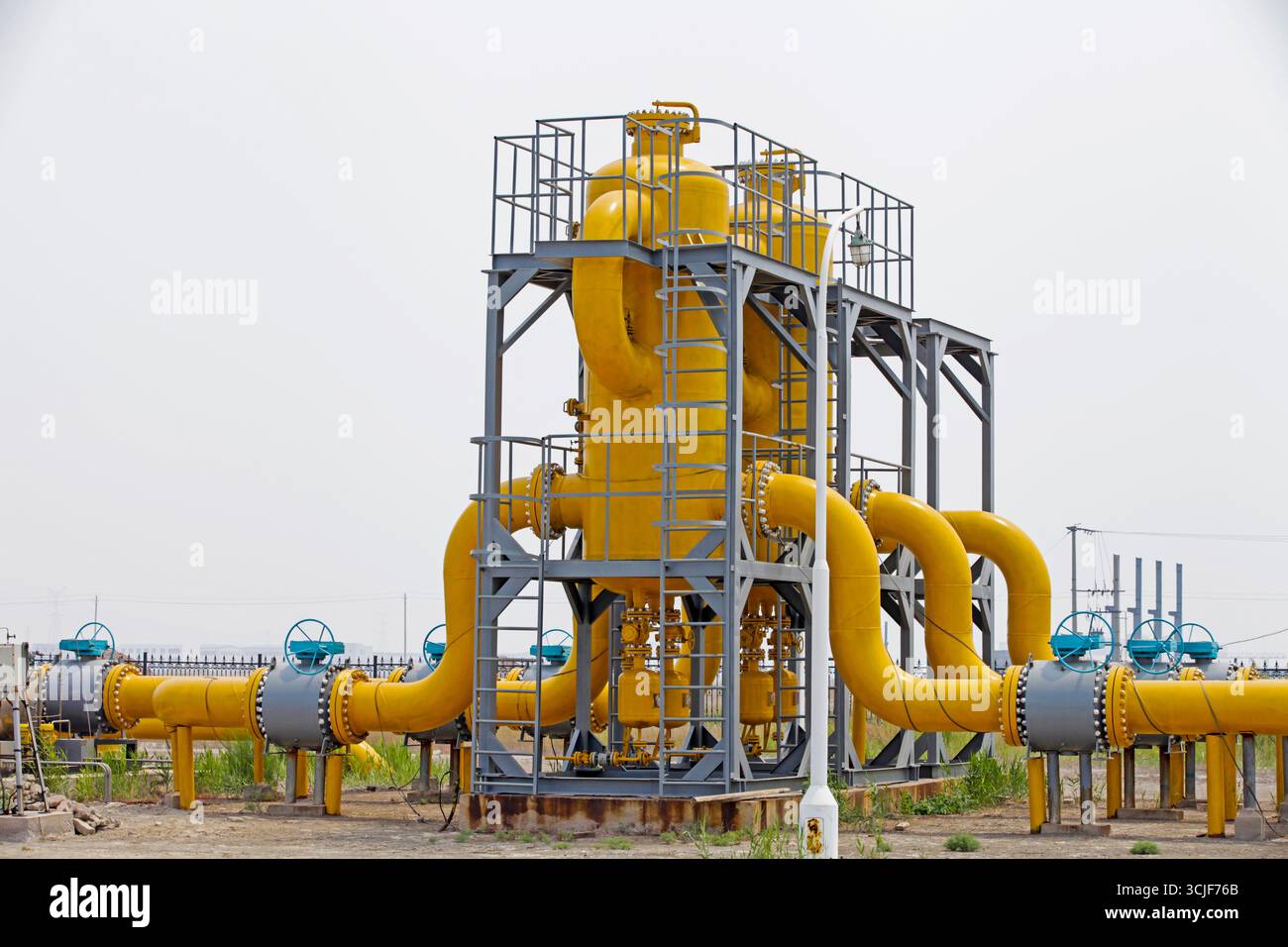 Attrezzature e tubazioni per giacimenti petroliferi Foto Stock